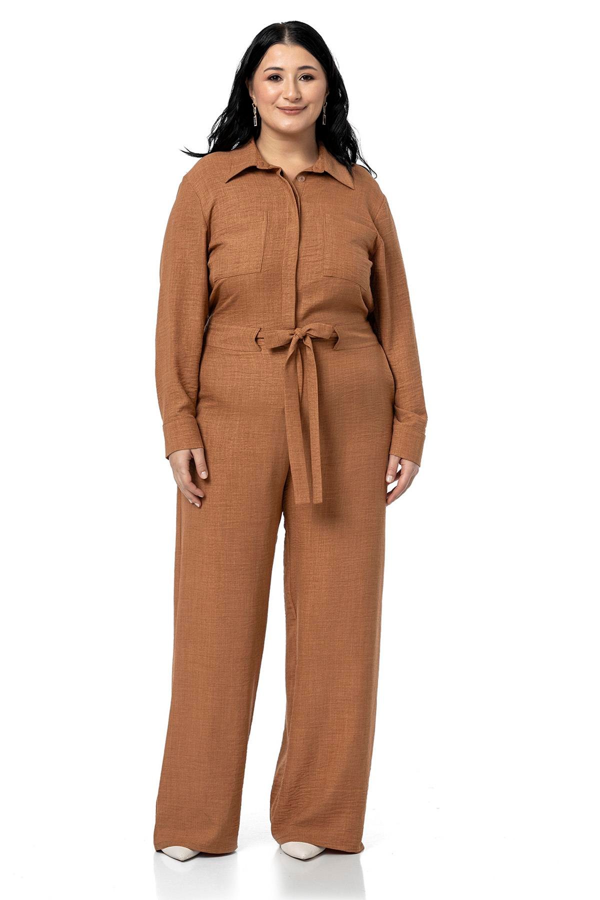 TULUMDisentis Modest Büyük Beden Beli Tünelli ve Arkadan Lastikli Geniş Paça Tarçın TulumDISENTIS MODESTBüyük Beden Beli Tünelli ve Arkadan Lastikli Geniş Paça Tarçın Tulum