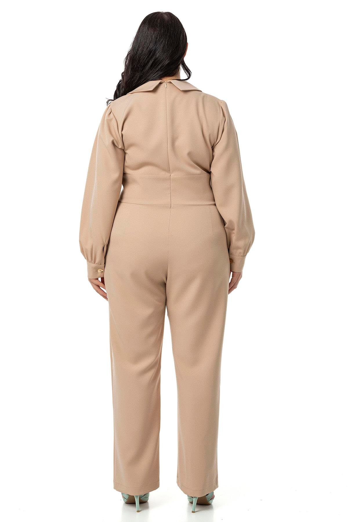 TULUMDisentis Modest Büyük Beden Kruvaze Yaka Metal Düğmeli Fermuarlı Bej Rengi TulumDISENTIS MODESTBüyük Beden Kruvaze Yaka Metal Düğmeli Fermuarlı Bej Rengi Tulum