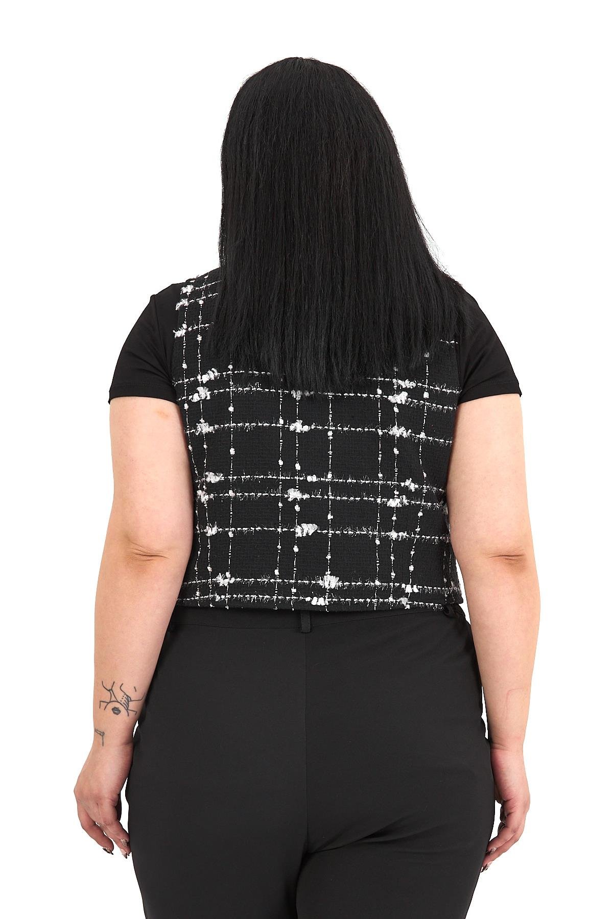 YelekDisentis Modest Büyük Beden Düğme Kapamalı Cep Kapaklı Astarlı Kısa Tüvit Simli Siyah YelekDISENTIS MODESTBüyük Beden Düğme Kapamalı Cep Kapaklı Astarlı Kısa Tüvit Simli Siyah Yelek