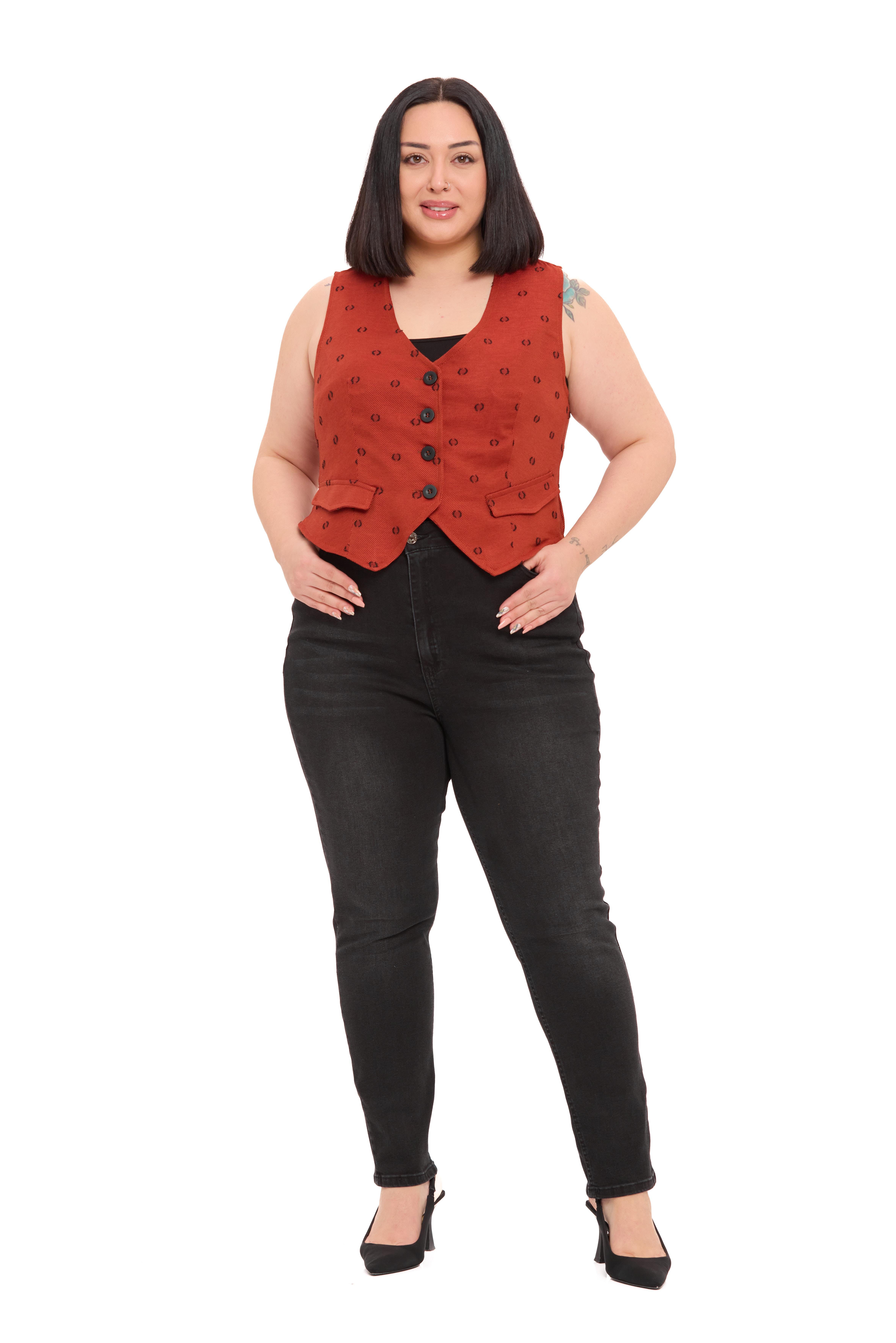 YelekDisentis Modest Büyük Beden Düğme Kapamalı Cep Kapaklı Astarlı Kısa Kesme Puanlı Kiremit YelekDISENTIS MODESTBüyük Beden Düğme Kapamalı Cep Kapaklı Astarlı Kısa Kesme Puanlı Kiremit Yelek