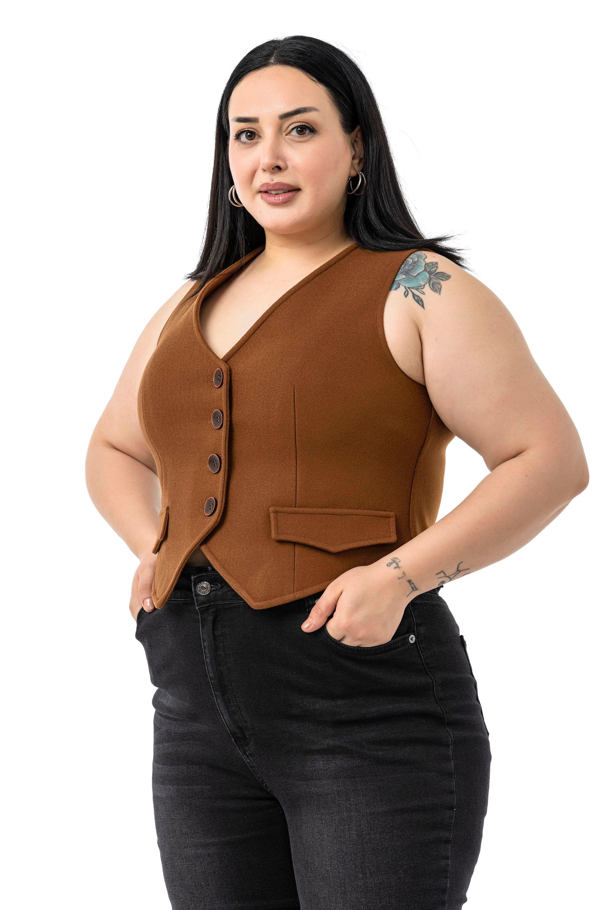 YelekDisentis Modest Büyük Beden Düğme Kapamalı Cep Kapaklı Astarlı Kısa Kaşe Taba YelekDISENTIS MODESTBüyük Beden Düğme Kapamalı Cep Kapaklı Astarlı Kısa Kaşe Taba Yelek