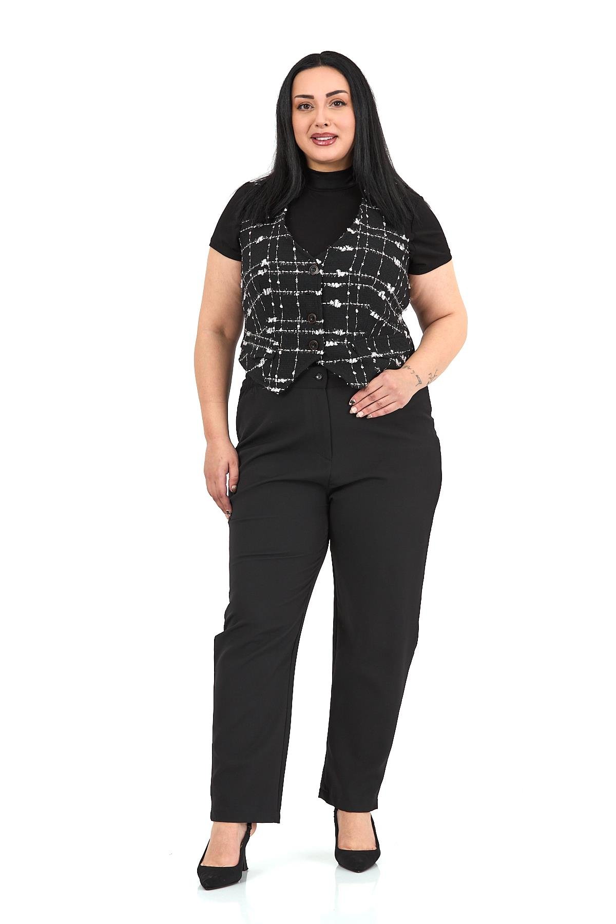 YelekDisentis Modest Büyük Beden Düğme Kapamalı Cep Kapaklı Astarlı Kısa Tüvit Simli Siyah YelekDISENTIS MODESTBüyük Beden Düğme Kapamalı Cep Kapaklı Astarlı Kısa Tüvit Simli Siyah Yelek