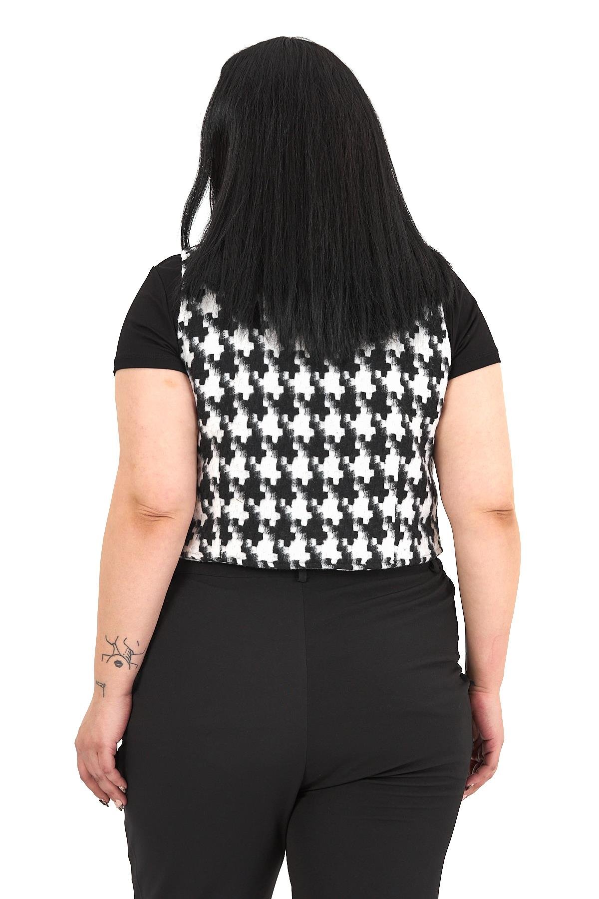 YelekDisentis Modest Büyük Beden Düğme Kapamalı Cep Kapaklı Astarlı Kısa Kazayağı Desenli YelekDISENTIS MODESTBüyük Beden Düğme Kapamalı Cep Kapaklı Astarlı Kısa Kazayağı Desenli Yelek