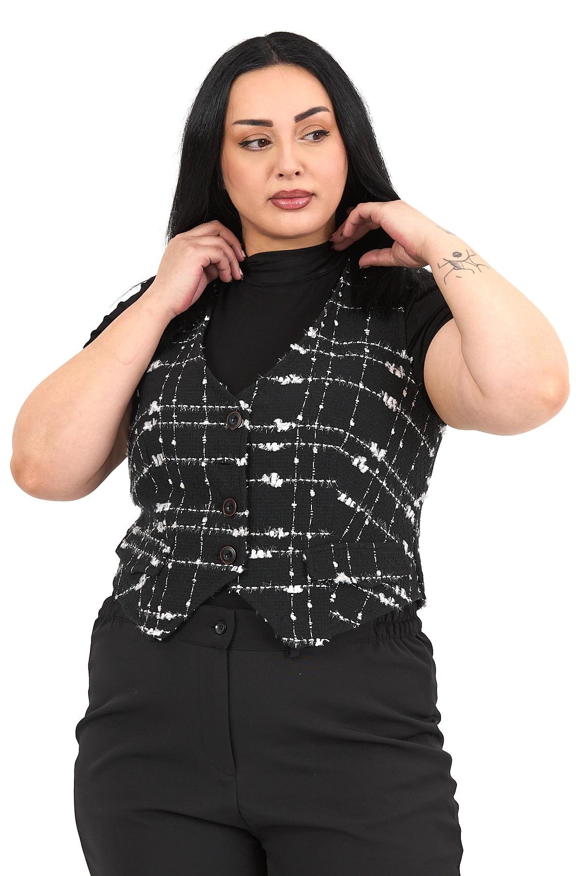 YelekDisentis Modest Büyük Beden Düğme Kapamalı Cep Kapaklı Astarlı Kısa Tüvit Simli Siyah YelekDISENTIS MODESTBüyük Beden Düğme Kapamalı Cep Kapaklı Astarlı Kısa Tüvit Simli Siyah Yelek