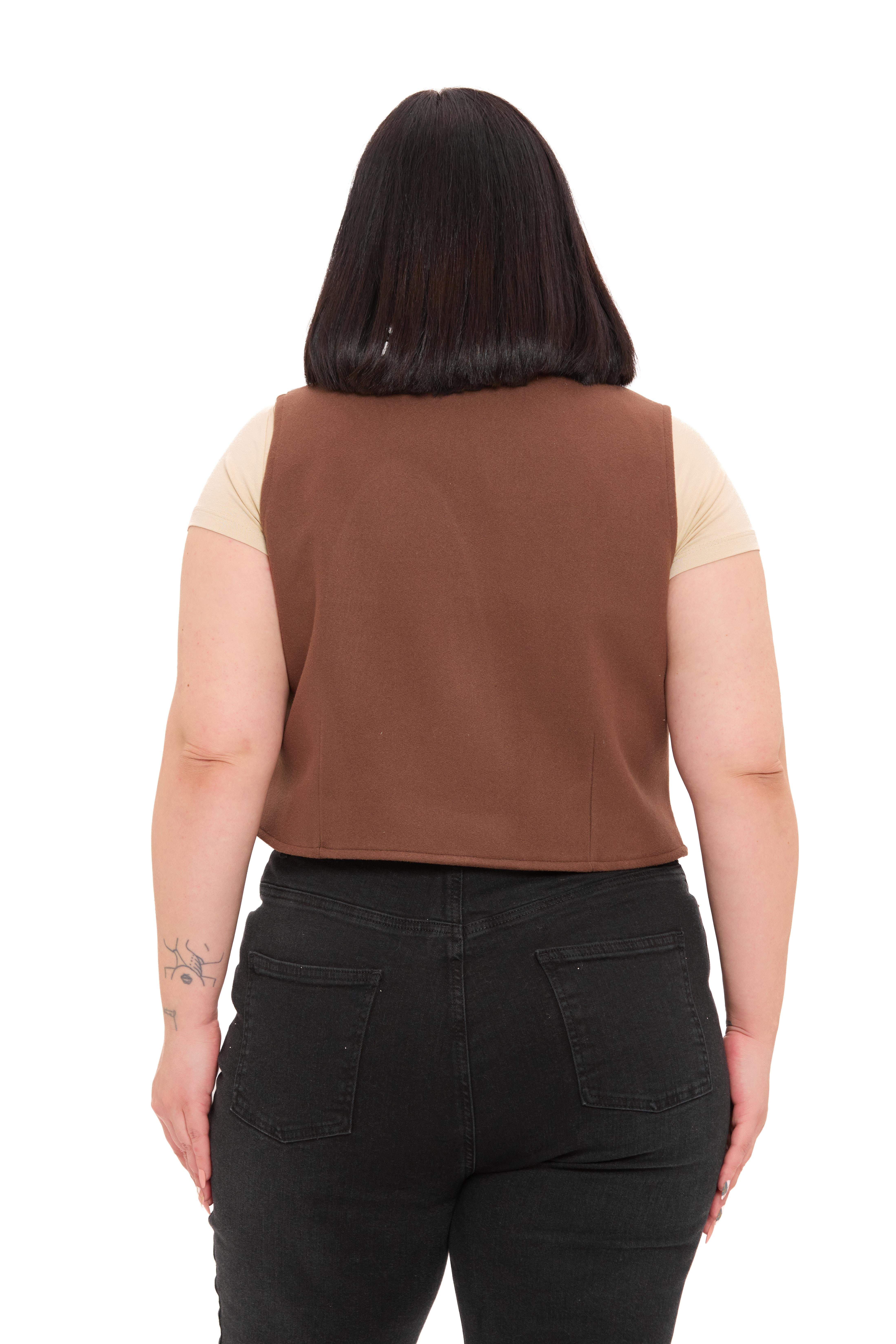 YelekDisentis Modest Büyük Beden Düğme Kapamalı Cep Kapaklı Astarlı Kısa Kaşe Kahverengi YelekDISENTIS MODESTBüyük Beden Düğme Kapamalı Cep Kapaklı Astarlı Kısa Kaşe Kahverengi Yelek