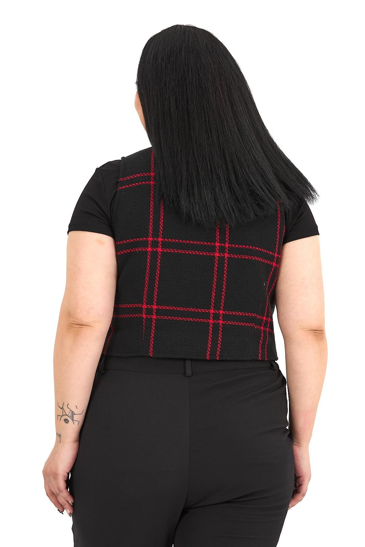 YelekDisentis Modest Büyük Beden Düğme Kapamalı Cep Kapaklı Astarlı Kısa Siyah Kırmızı YelekDISENTIS MODESTBüyük Beden Düğme Kapamalı Cep Kapaklı Astarlı Kısa Siyah Kırmızı Yelek