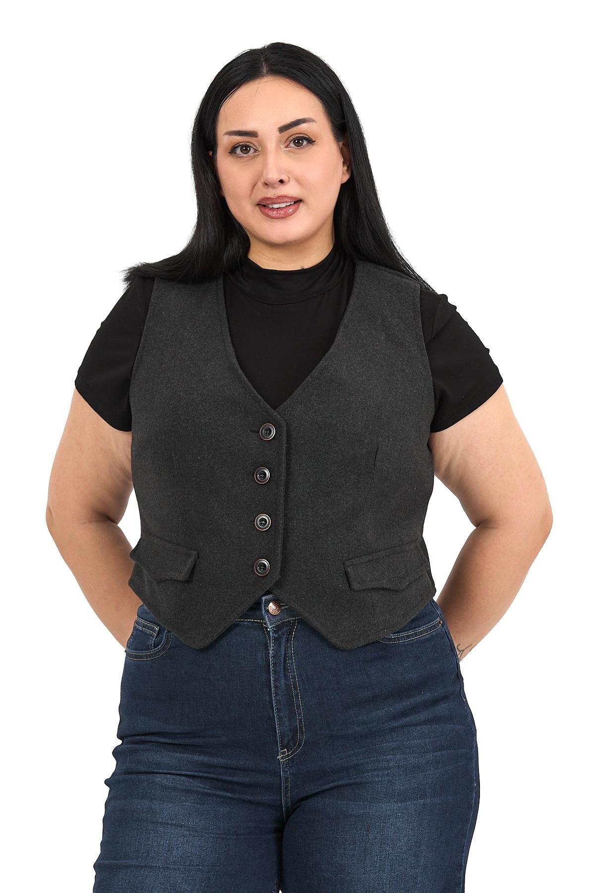 YelekDisentis Modest Büyük Beden Düğme Kapamalı Cep Kapaklı Astarlı Kısa Kaşe Koyu Gri YelekDISENTIS MODESTBüyük Beden Düğme Kapamalı Cep Kapaklı Astarlı Kısa Kaşe Koyu Gri Yelek