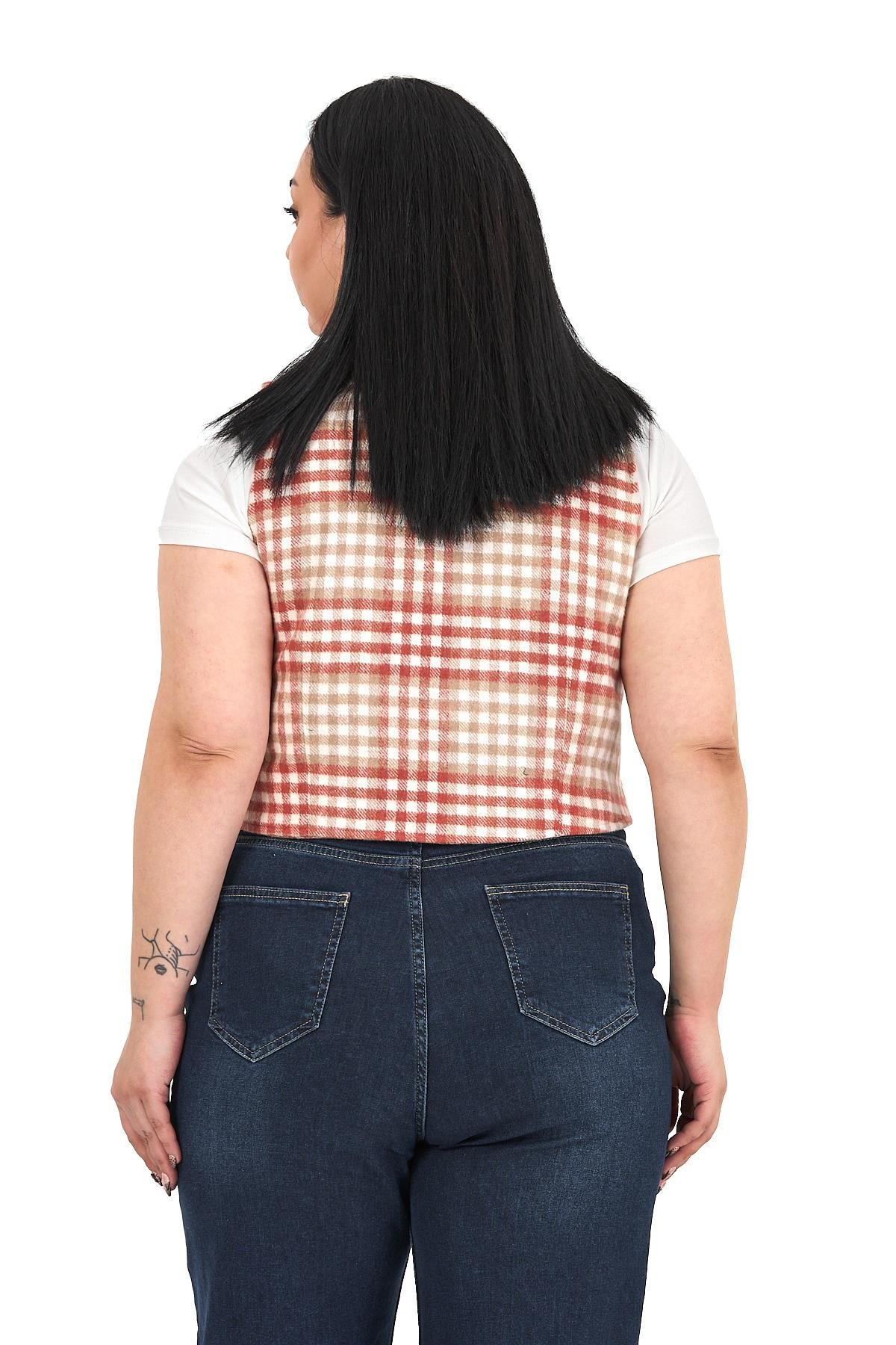 YelekDisentis Modest Büyük Beden Düğme Kapamalı Cep Kapaklı Astarlı Kısa Kareli Kiremit YelekDISENTIS MODESTBüyük Beden Düğme Kapamalı Cep Kapaklı Astarlı Kısa Kareli Kiremit Yelek