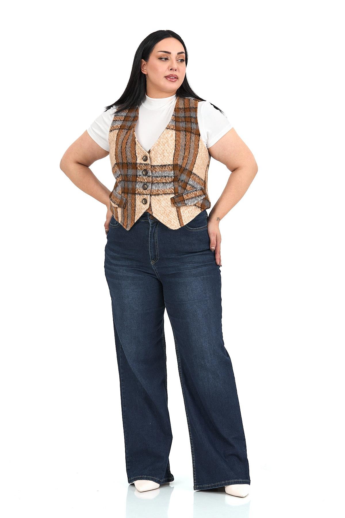 YelekDisentis Modest Büyük Beden Düğme Kapamalı Cep Kapaklı Astarlı Kısa Çizgili Kaşe Bej Rengi YelekDISENTIS MODESTBüyük Beden Düğme Kapamalı Cep Kapaklı Astarlı Kısa Çizgili Kaşe Bej Rengi Yelek