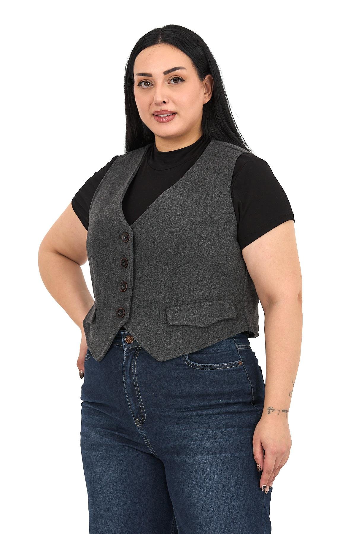 YelekDisentis Modest Büyük Beden Düğme Kapamalı Cep Kapaklı Astarlı Kısa Kaşe Antrasit YelekDISENTIS MODESTBüyük Beden Düğme Kapamalı Cep Kapaklı Astarlı Kısa Kaşe Antrasit Yelek