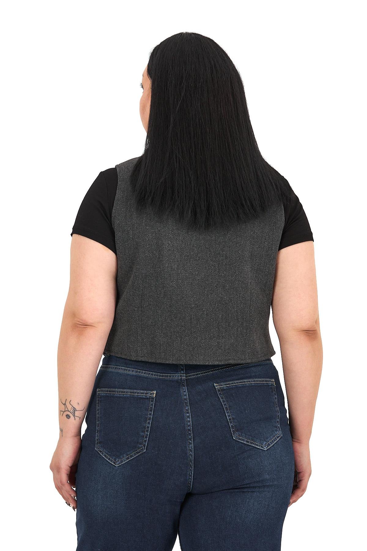 YelekDisentis Modest Büyük Beden Düğme Kapamalı Cep Kapaklı Astarlı Kısa Kaşe Antrasit YelekDISENTIS MODESTBüyük Beden Düğme Kapamalı Cep Kapaklı Astarlı Kısa Kaşe Antrasit Yelek