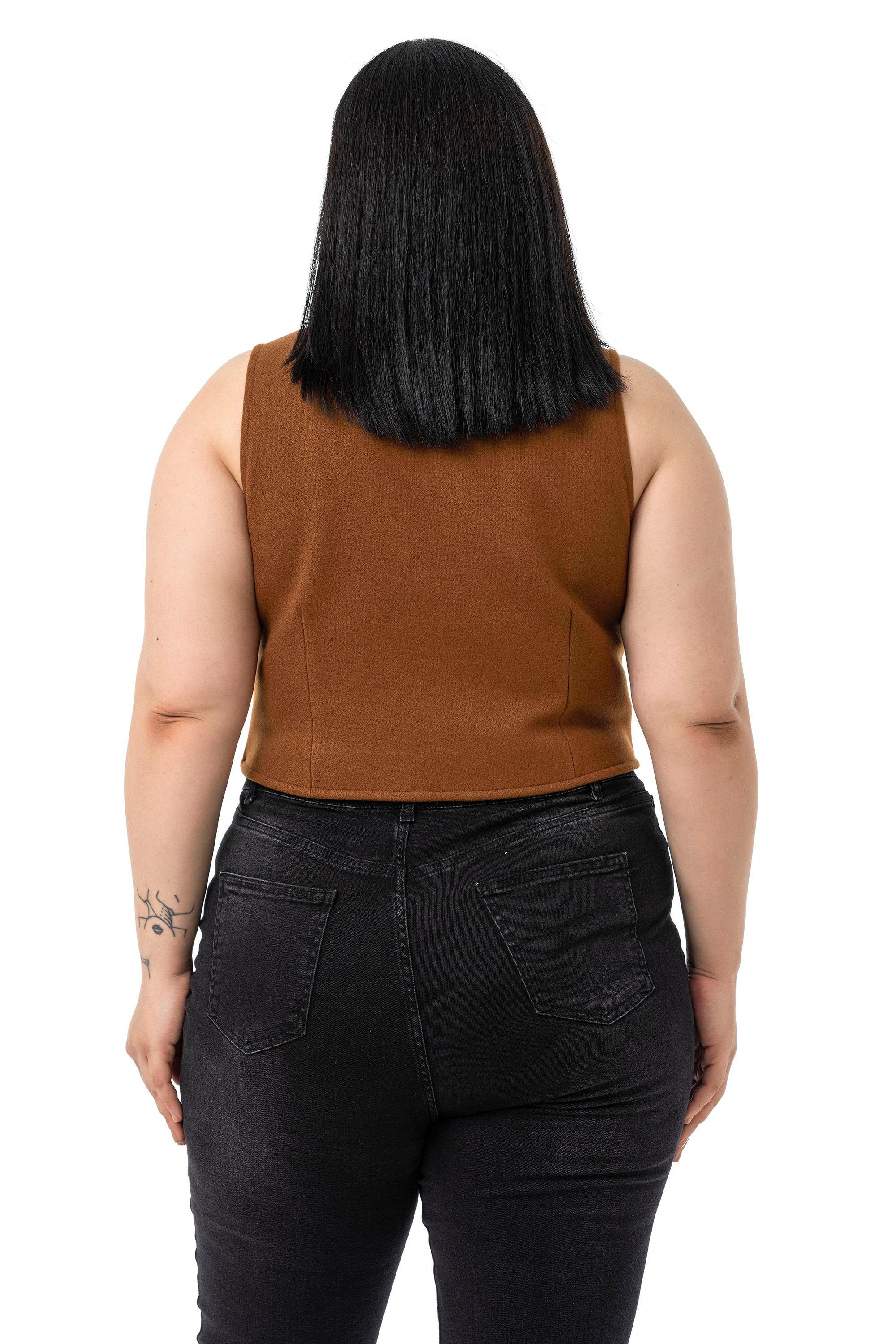 YelekDisentis Modest Büyük Beden Düğme Kapamalı Cep Kapaklı Astarlı Kısa Kaşe Taba YelekDISENTIS MODESTBüyük Beden Düğme Kapamalı Cep Kapaklı Astarlı Kısa Kaşe Taba Yelek