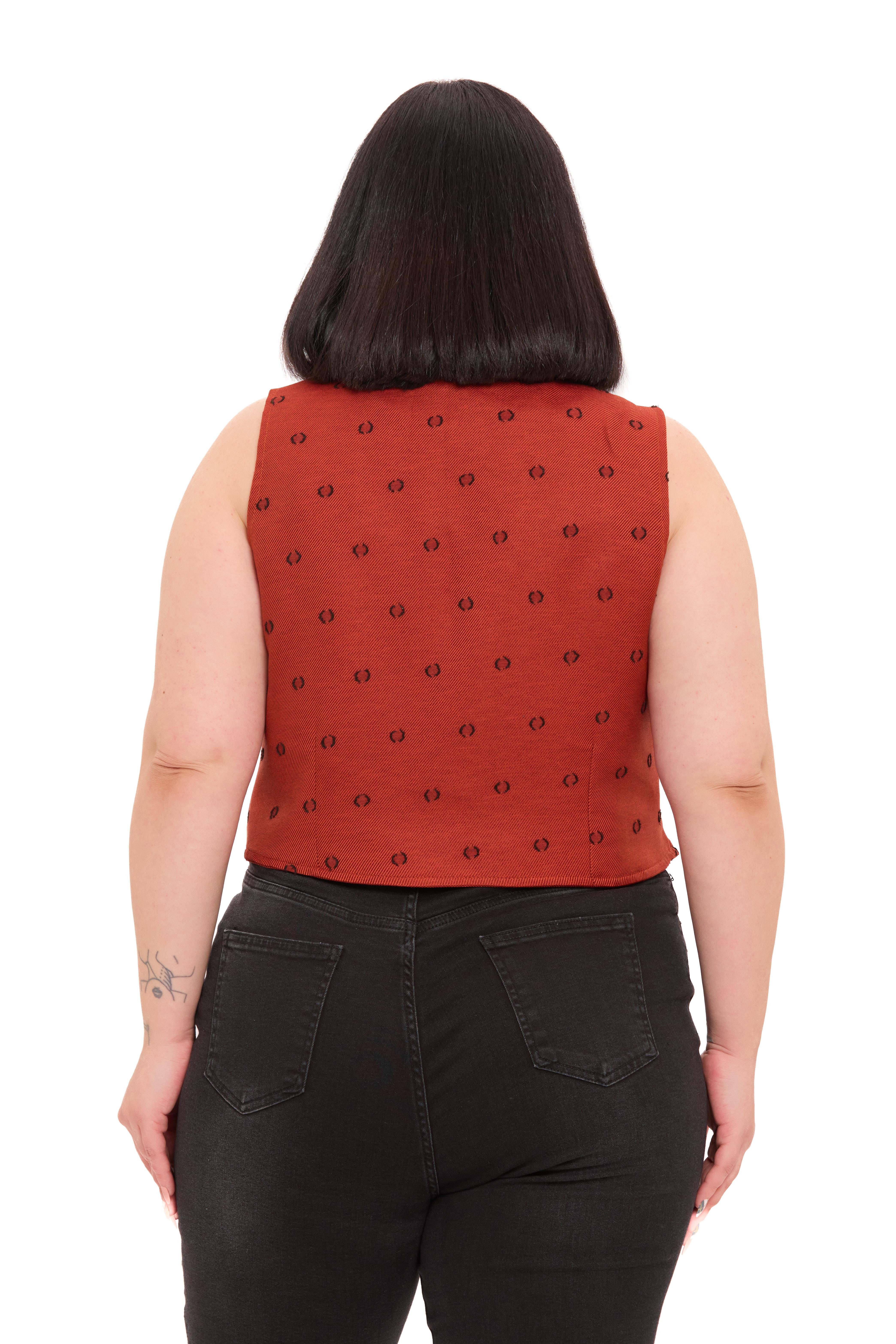 YelekDisentis Modest Büyük Beden Düğme Kapamalı Cep Kapaklı Astarlı Kısa Kesme Puanlı Kiremit YelekDISENTIS MODESTBüyük Beden Düğme Kapamalı Cep Kapaklı Astarlı Kısa Kesme Puanlı Kiremit Yelek