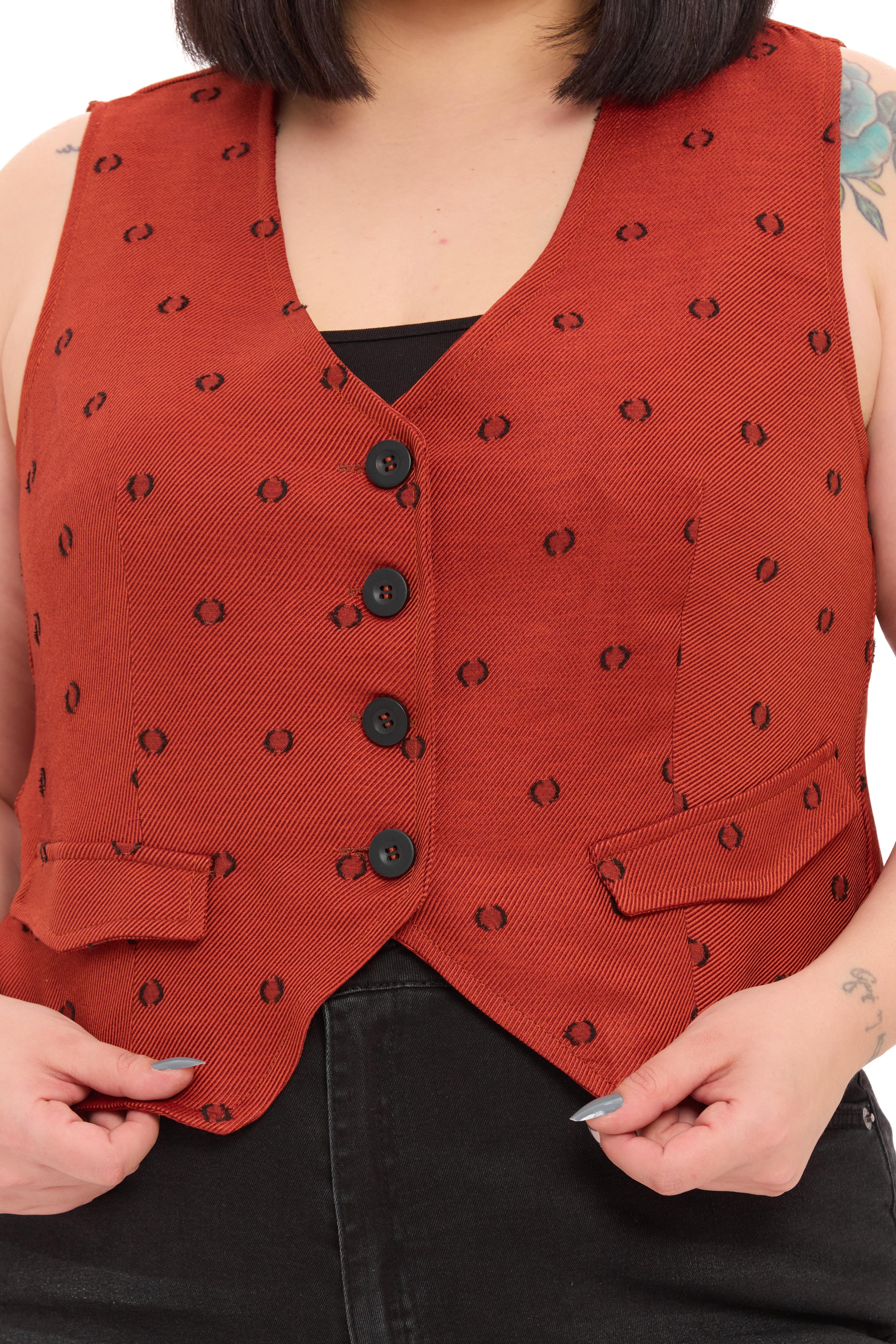 YelekDisentis Modest Büyük Beden Düğme Kapamalı Cep Kapaklı Astarlı Kısa Kesme Puanlı Kiremit YelekDISENTIS MODESTBüyük Beden Düğme Kapamalı Cep Kapaklı Astarlı Kısa Kesme Puanlı Kiremit Yelek