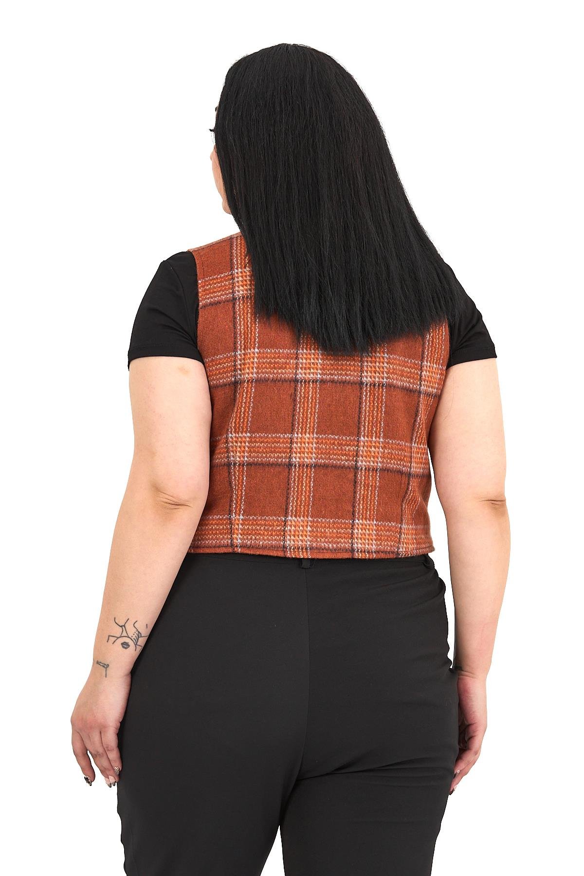 YelekDisentis Modest Büyük Beden Düğme Kapamalı Cep Kapaklı Astarlı Kısa Tarçın YelekDISENTIS MODESTBüyük Beden Düğme Kapamalı Cep Kapaklı Astarlı Kısa Tarçın Yelek