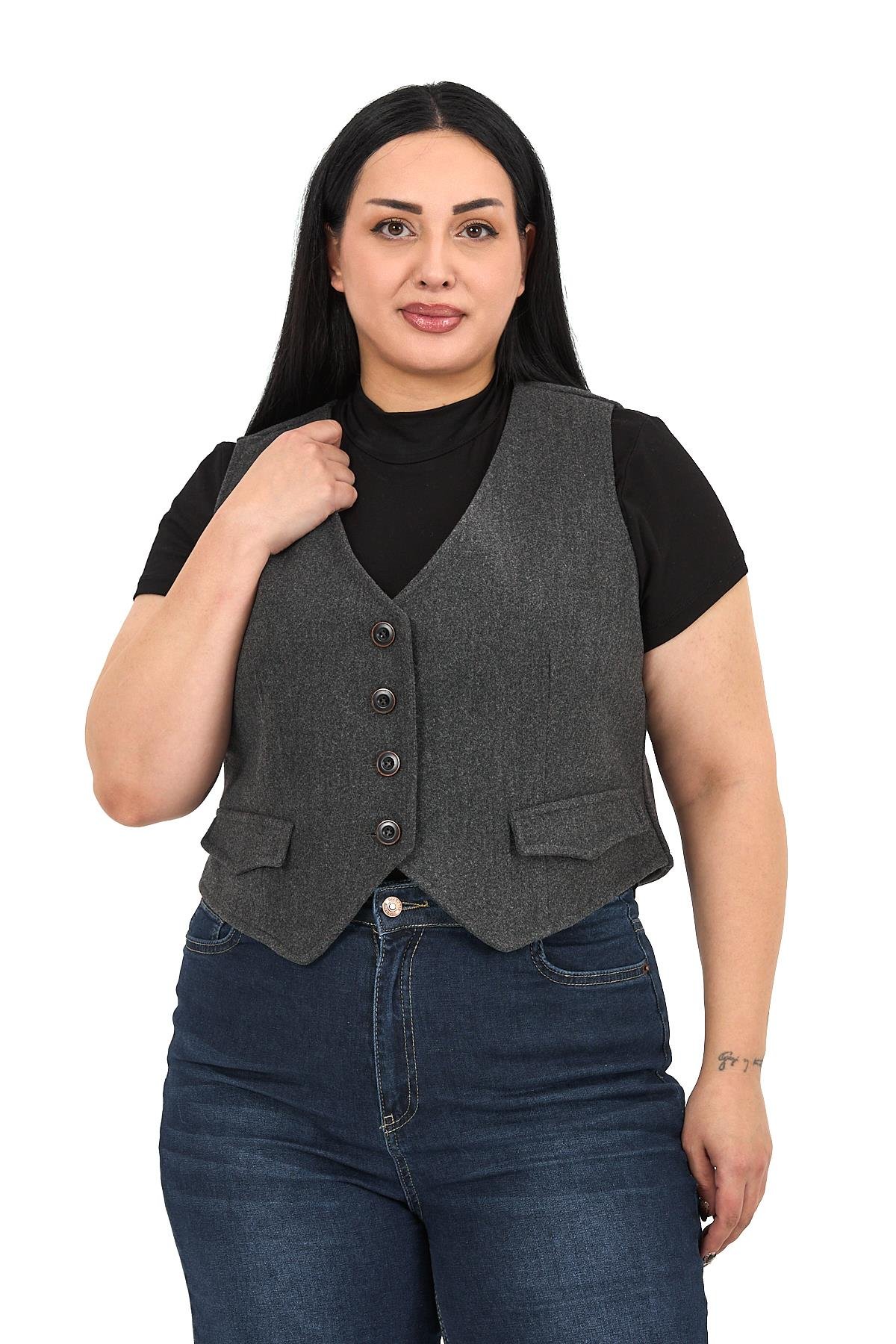 YelekDisentis Modest Büyük Beden Düğme Kapamalı Cep Kapaklı Astarlı Kısa Kaşe Antrasit YelekDISENTIS MODESTBüyük Beden Düğme Kapamalı Cep Kapaklı Astarlı Kısa Kaşe Antrasit Yelek