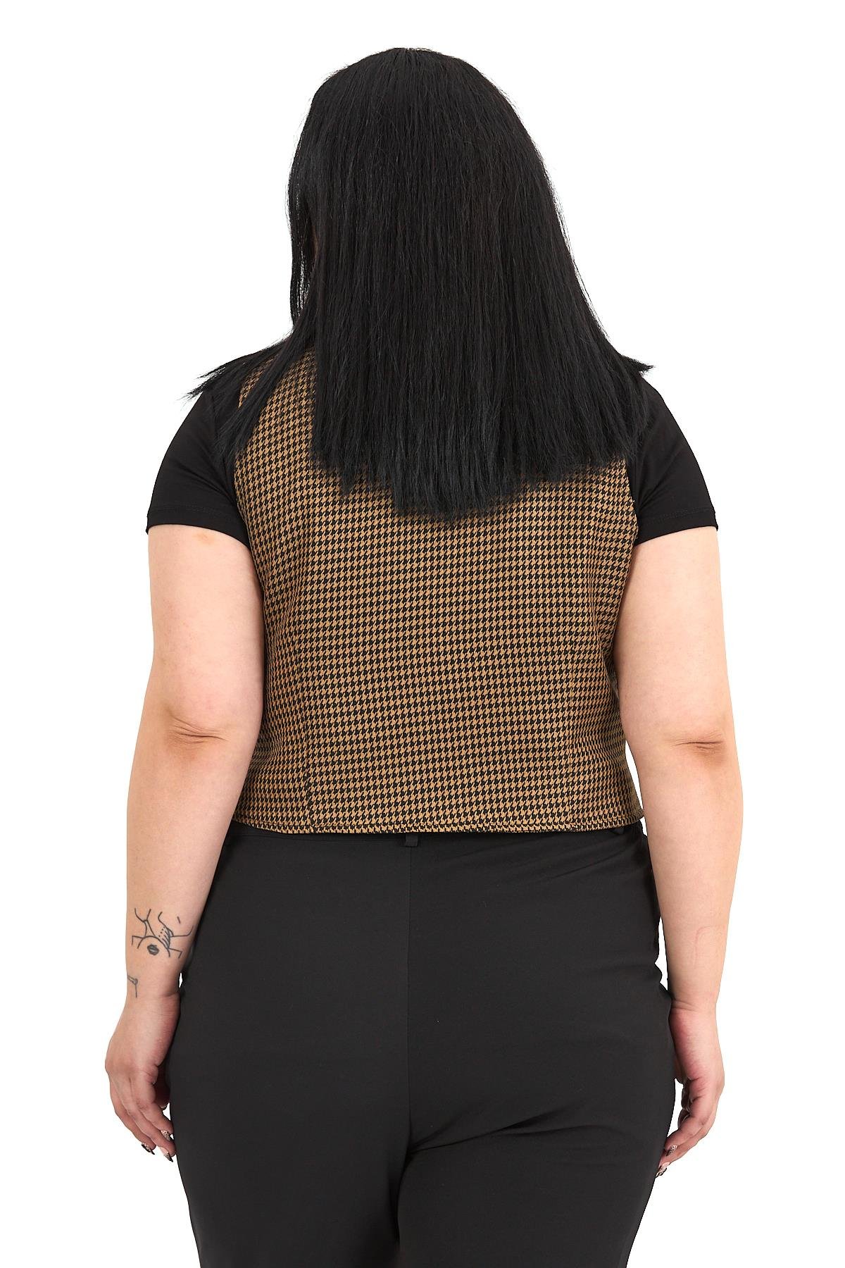 YelekDisentis Modest Büyük Beden Düğme Kapamalı Cep Kapaklı Astarlı Kısa Küçük Kazayağı Desenli Vizon YelekDISENTIS MODESTBüyük Beden Düğme Kapamalı Cep Kapaklı Astarlı Kısa Küçük Kazayağı Desenli Vizon Yelek