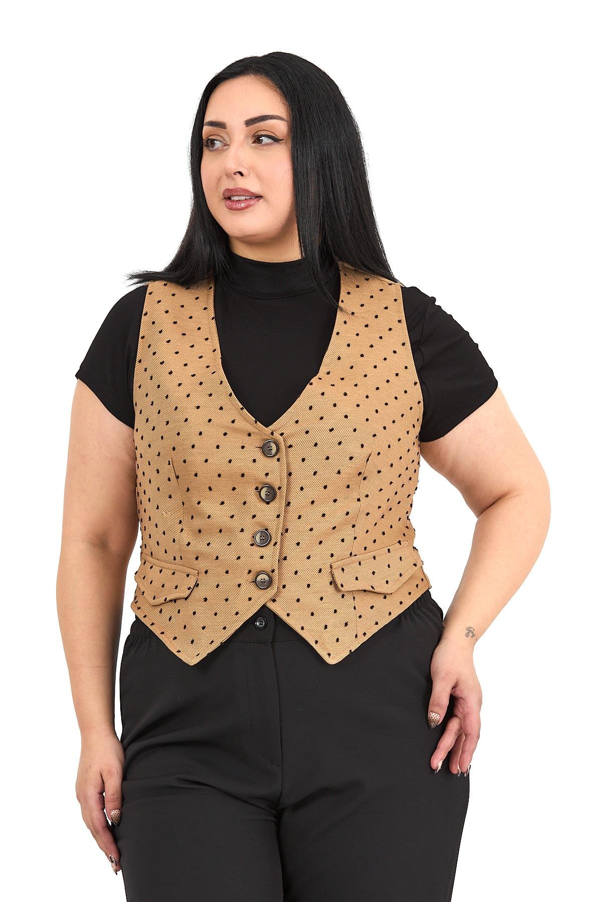 YelekDisentis Modest Büyük Beden Düğme Kapamalı Cep Kapaklı Astarlı Kısa Puanlı Bej Rengi YelekDISENTIS MODESTBüyük Beden Düğme Kapamalı Cep Kapaklı Astarlı Kısa Puanlı Bej Rengi Yelek