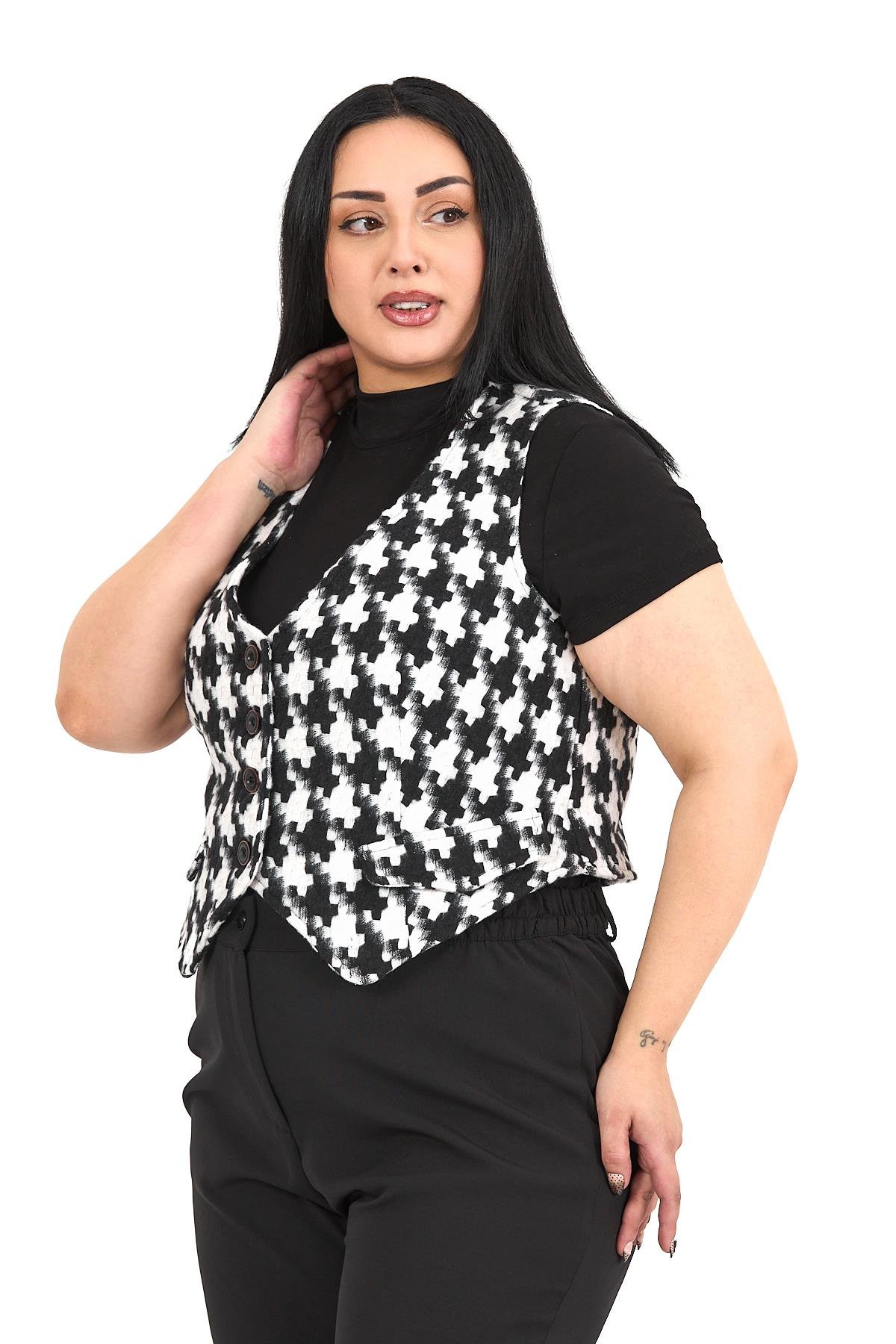 YelekDisentis Modest Büyük Beden Düğme Kapamalı Cep Kapaklı Astarlı Kısa Kazayağı Desenli YelekDISENTIS MODESTBüyük Beden Düğme Kapamalı Cep Kapaklı Astarlı Kısa Kazayağı Desenli Yelek