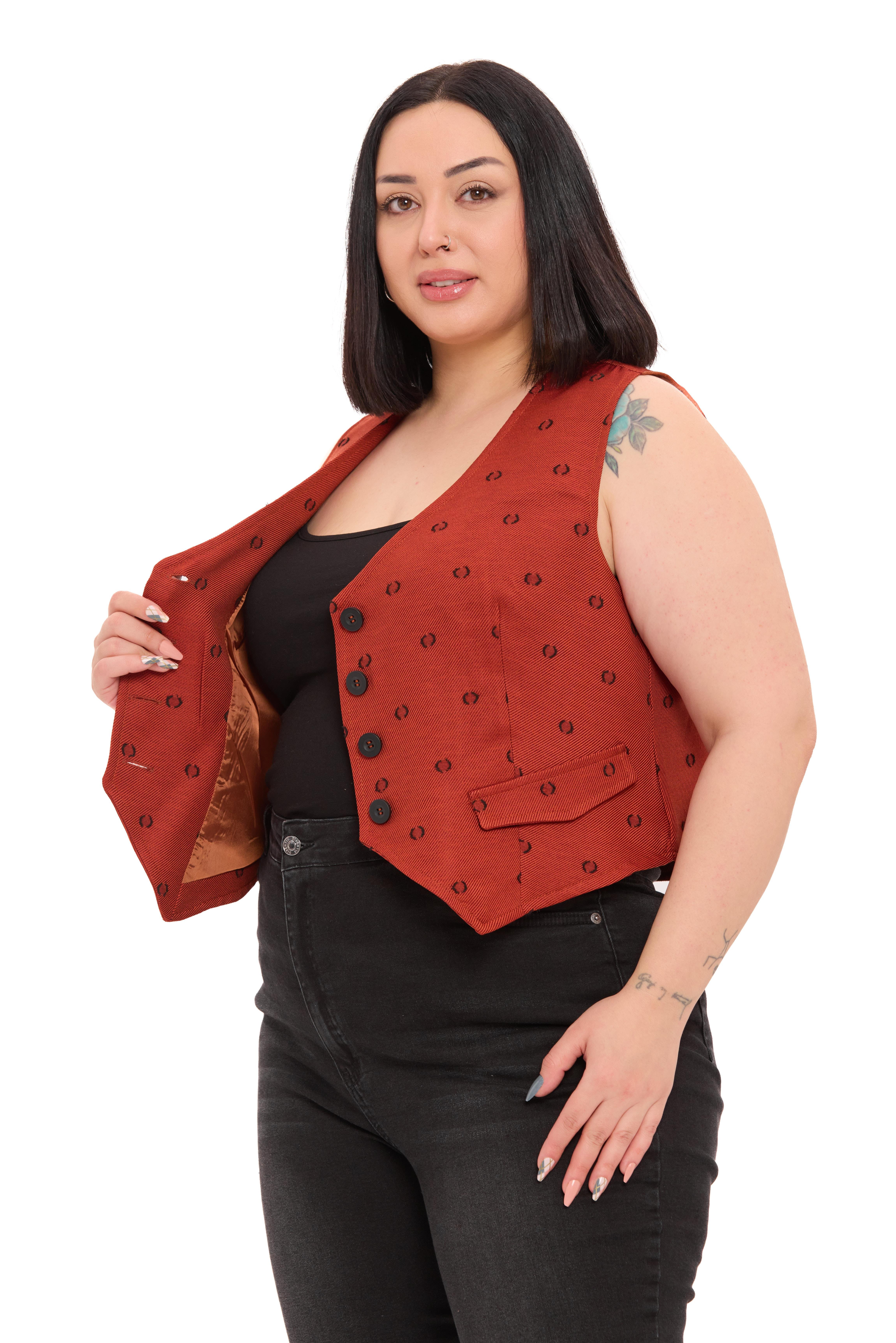 YelekDisentis Modest Büyük Beden Düğme Kapamalı Cep Kapaklı Astarlı Kısa Kesme Puanlı Kiremit YelekDISENTIS MODESTBüyük Beden Düğme Kapamalı Cep Kapaklı Astarlı Kısa Kesme Puanlı Kiremit Yelek