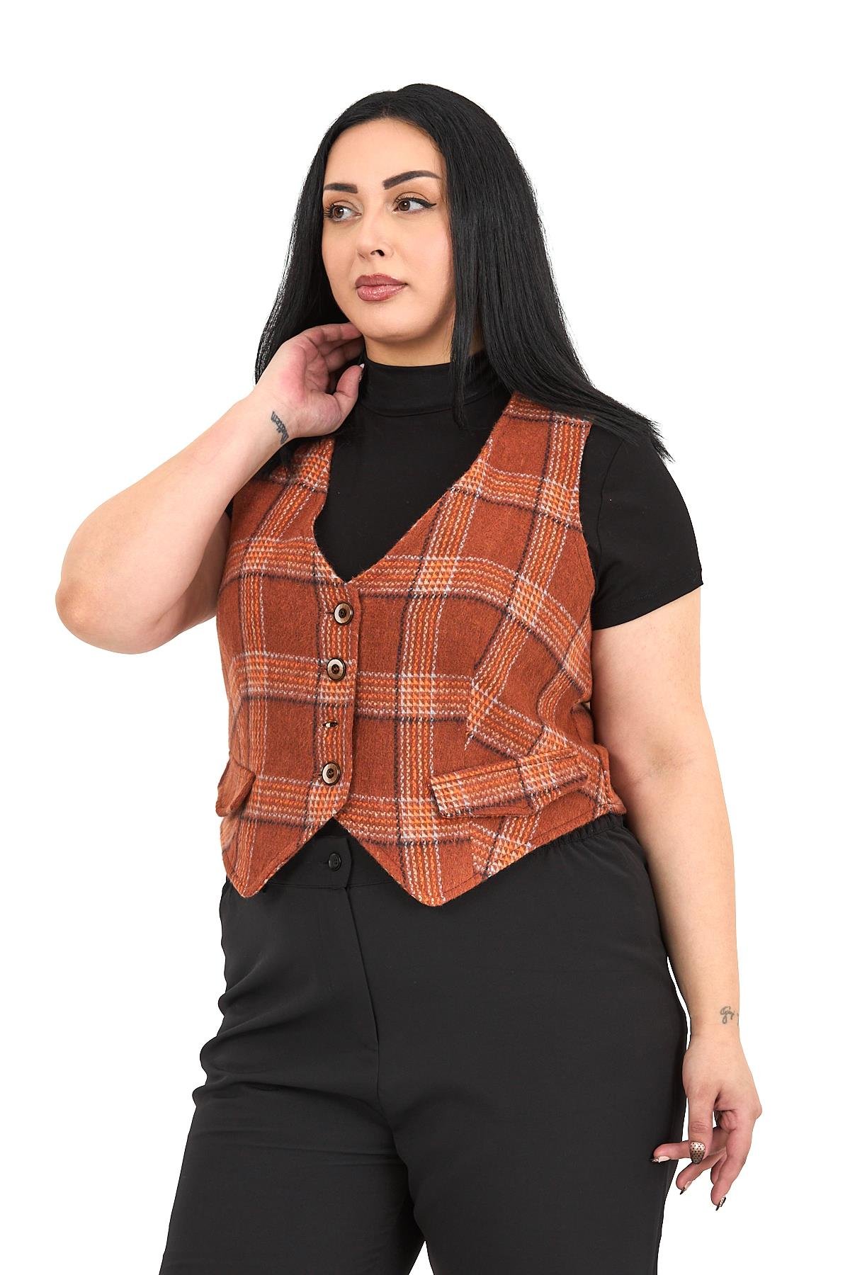 YelekDisentis Modest Büyük Beden Düğme Kapamalı Cep Kapaklı Astarlı Kısa Tarçın YelekDISENTIS MODESTBüyük Beden Düğme Kapamalı Cep Kapaklı Astarlı Kısa Tarçın Yelek