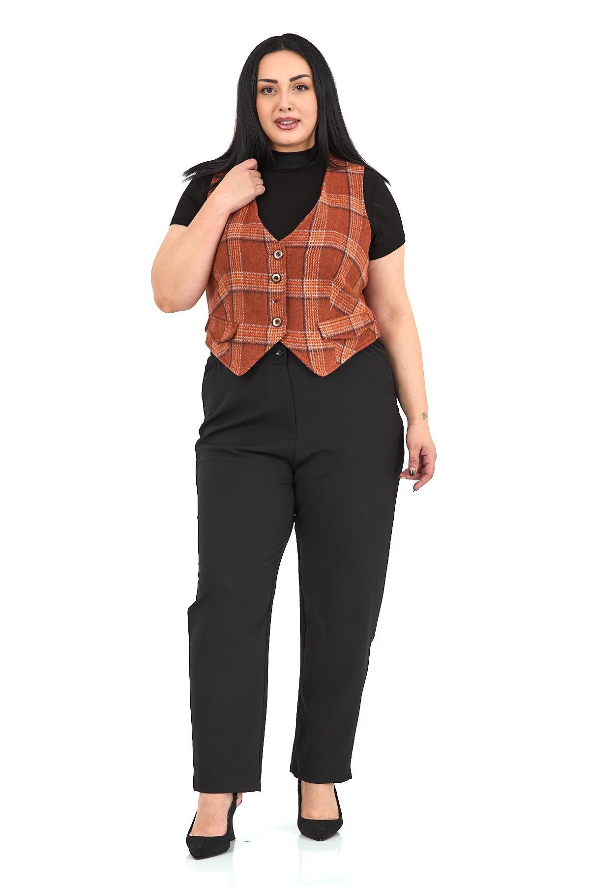 YelekDisentis Modest Büyük Beden Düğme Kapamalı Cep Kapaklı Astarlı Kısa Tarçın YelekDISENTIS MODESTBüyük Beden Düğme Kapamalı Cep Kapaklı Astarlı Kısa Tarçın Yelek