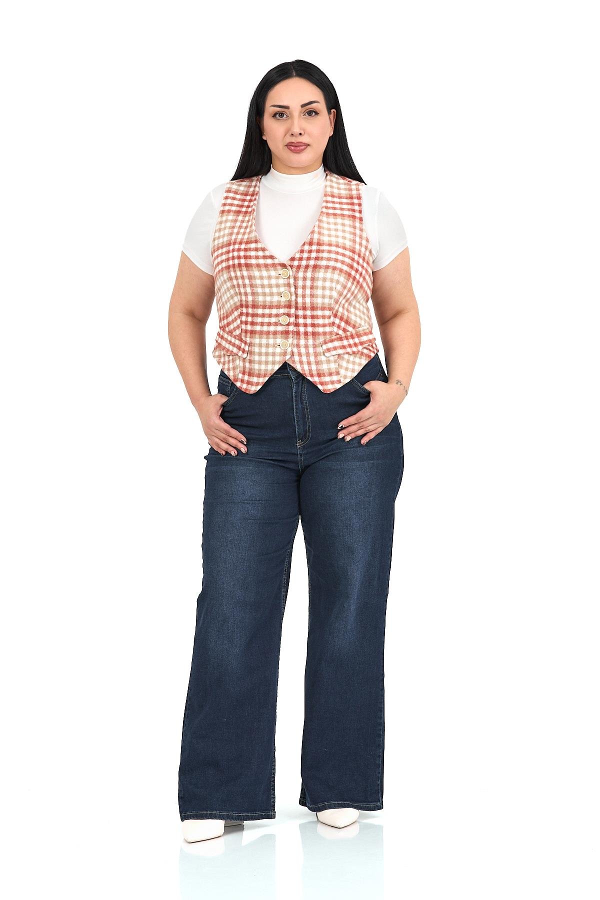 YelekDisentis Modest Büyük Beden Düğme Kapamalı Cep Kapaklı Astarlı Kısa Kareli Kiremit YelekDISENTIS MODESTBüyük Beden Düğme Kapamalı Cep Kapaklı Astarlı Kısa Kareli Kiremit Yelek