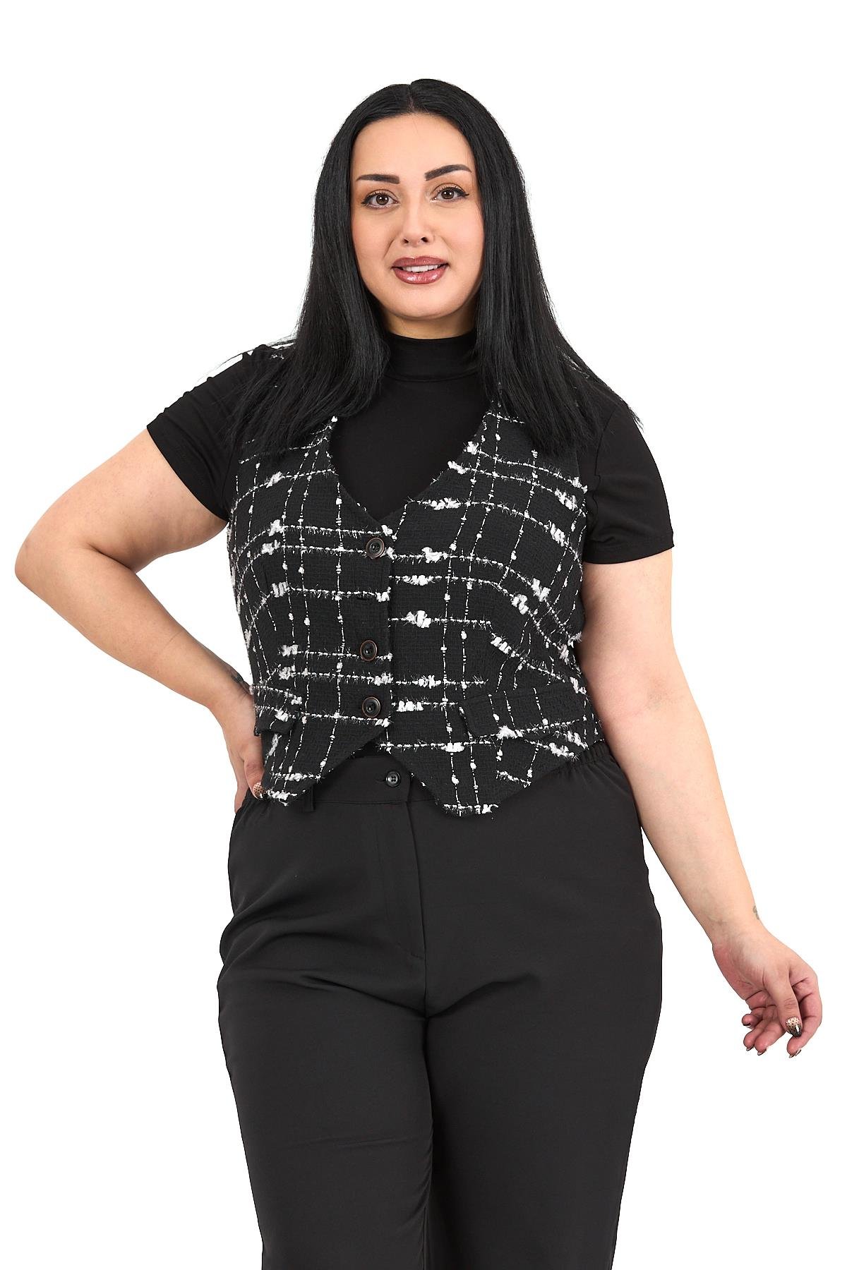 YelekDisentis Modest Büyük Beden Düğme Kapamalı Cep Kapaklı Astarlı Kısa Tüvit Simli Siyah YelekDISENTIS MODESTBüyük Beden Düğme Kapamalı Cep Kapaklı Astarlı Kısa Tüvit Simli Siyah Yelek