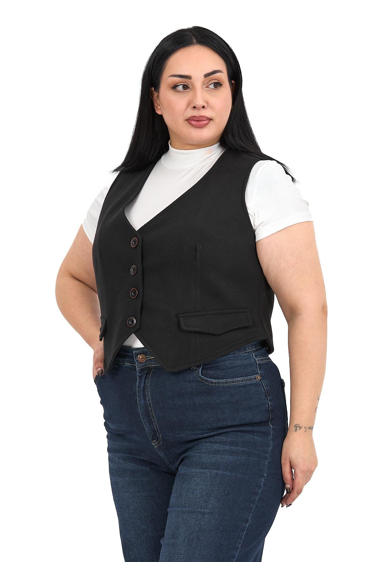 YelekDisentis Modest Büyük Beden Düğme Kapamalı Cep Kapaklı Astarlı Kısa Kaşe Siyah YelekDISENTIS MODESTBüyük Beden Düğme Kapamalı Cep Kapaklı Astarlı Kısa Kaşe Siyah Yelek