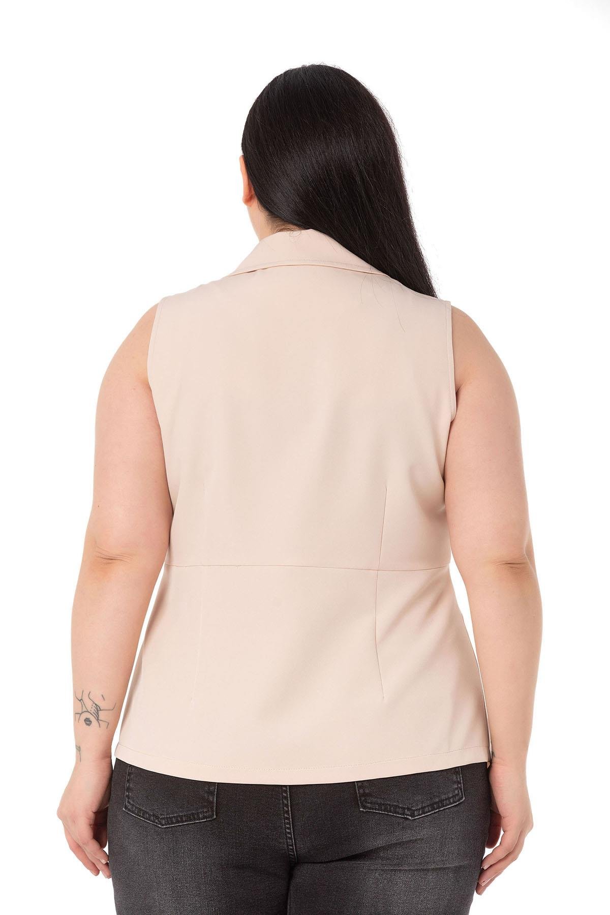 VestsDISENTIS MODEST GENC BUYUK BEDEN DUGMELİ YELEKDISENTIS MODESTBüyük Beden Kaplama Düğmeli Eteği Pileli Arkası Kısa Bej Rengi Yelek