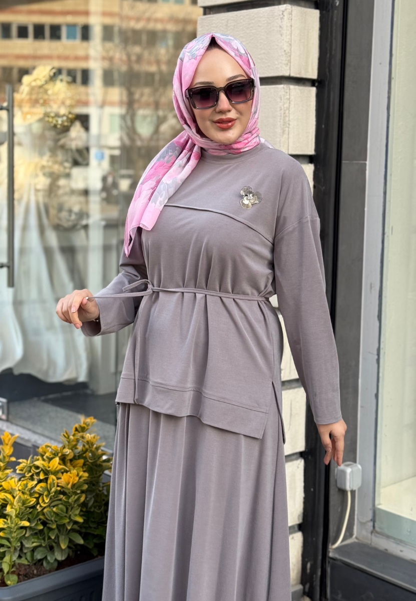 Gri Broşlu Etekli Takım