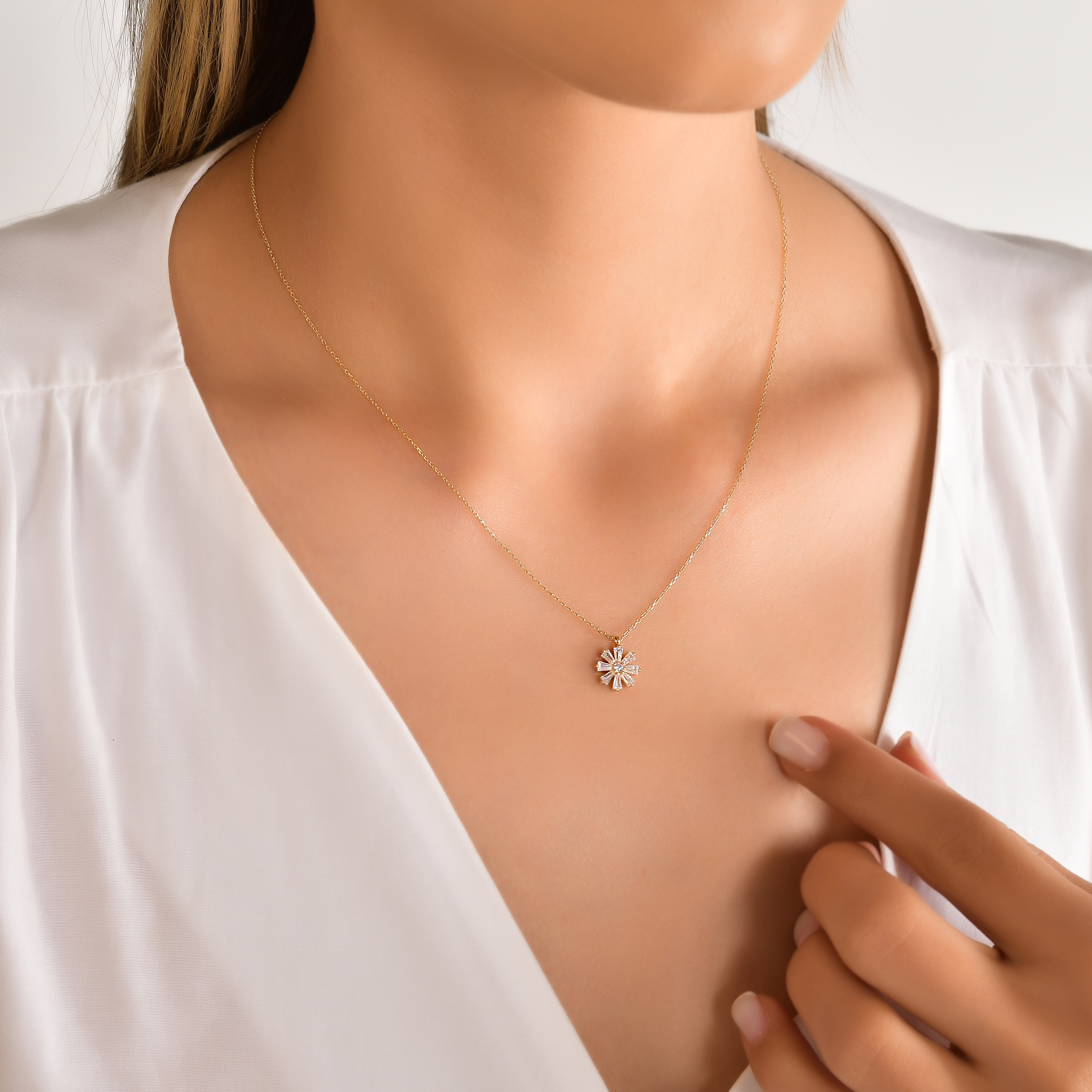 14 Ayar Çiçek Figürlü Baget Taşlı Kolye