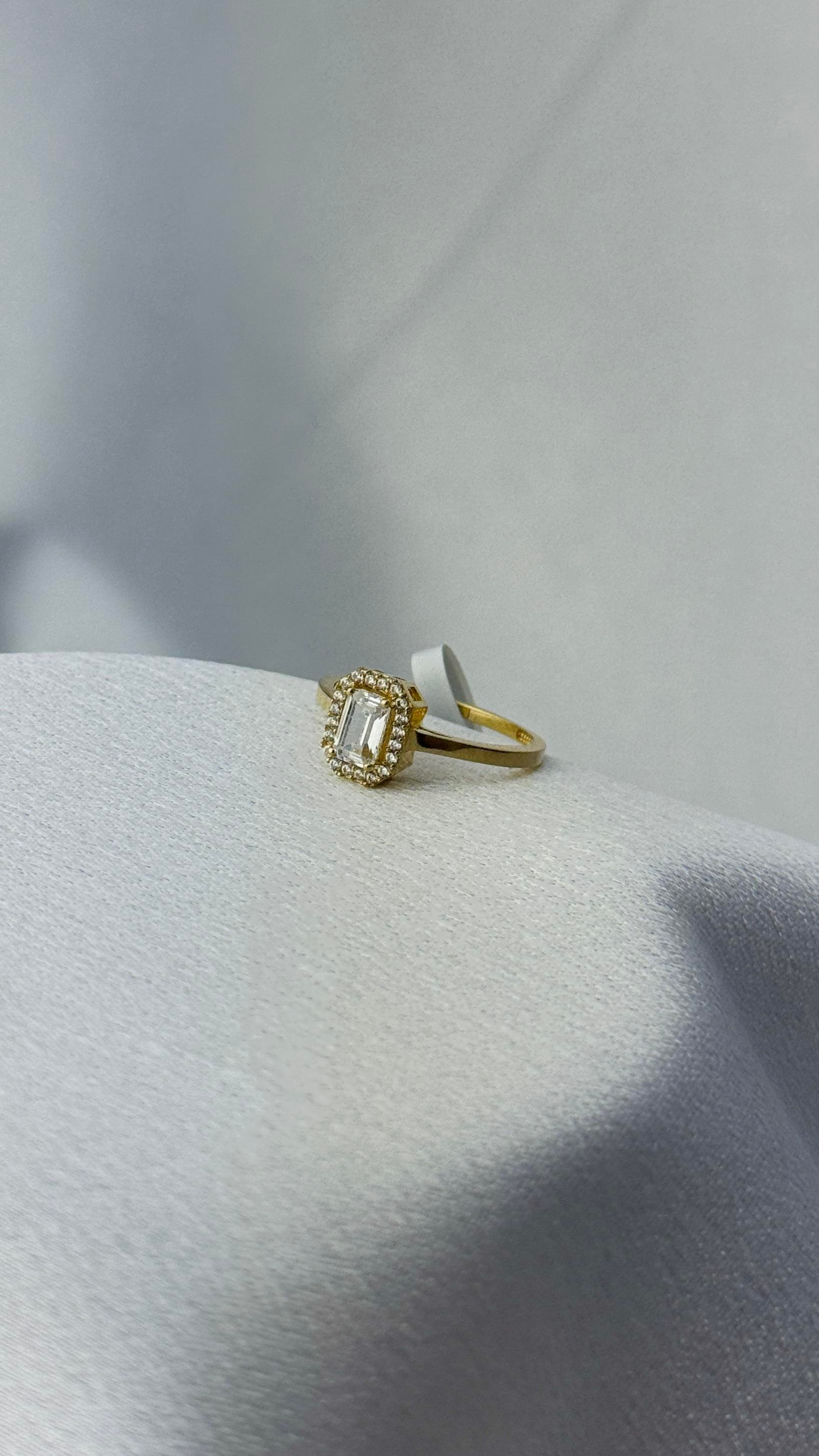 Baget Kesim Zirkon Taşlı Altın Yüzük