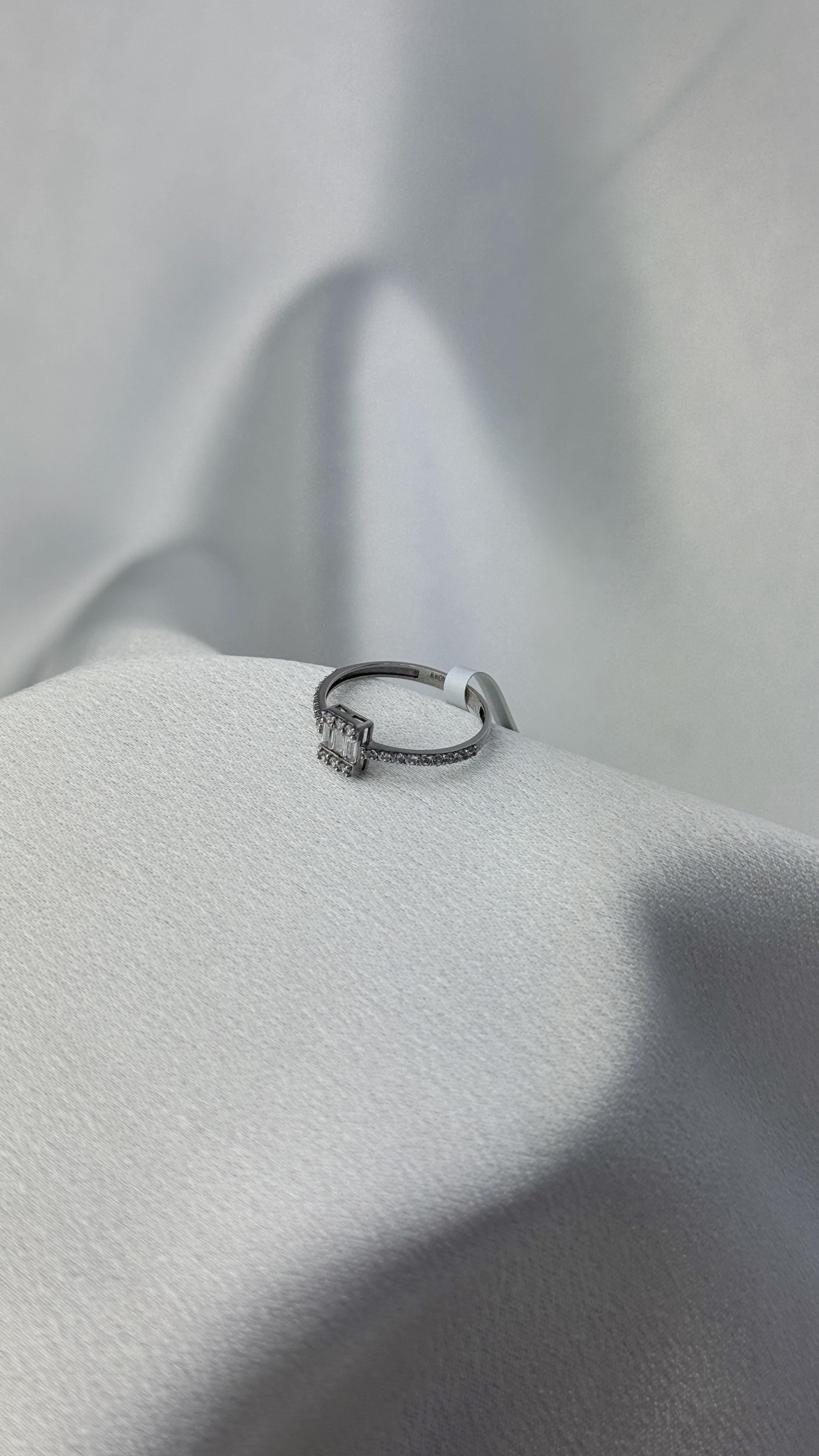 Baget Kesim Zirkon Taşlı Beyaz Altın Yüzük