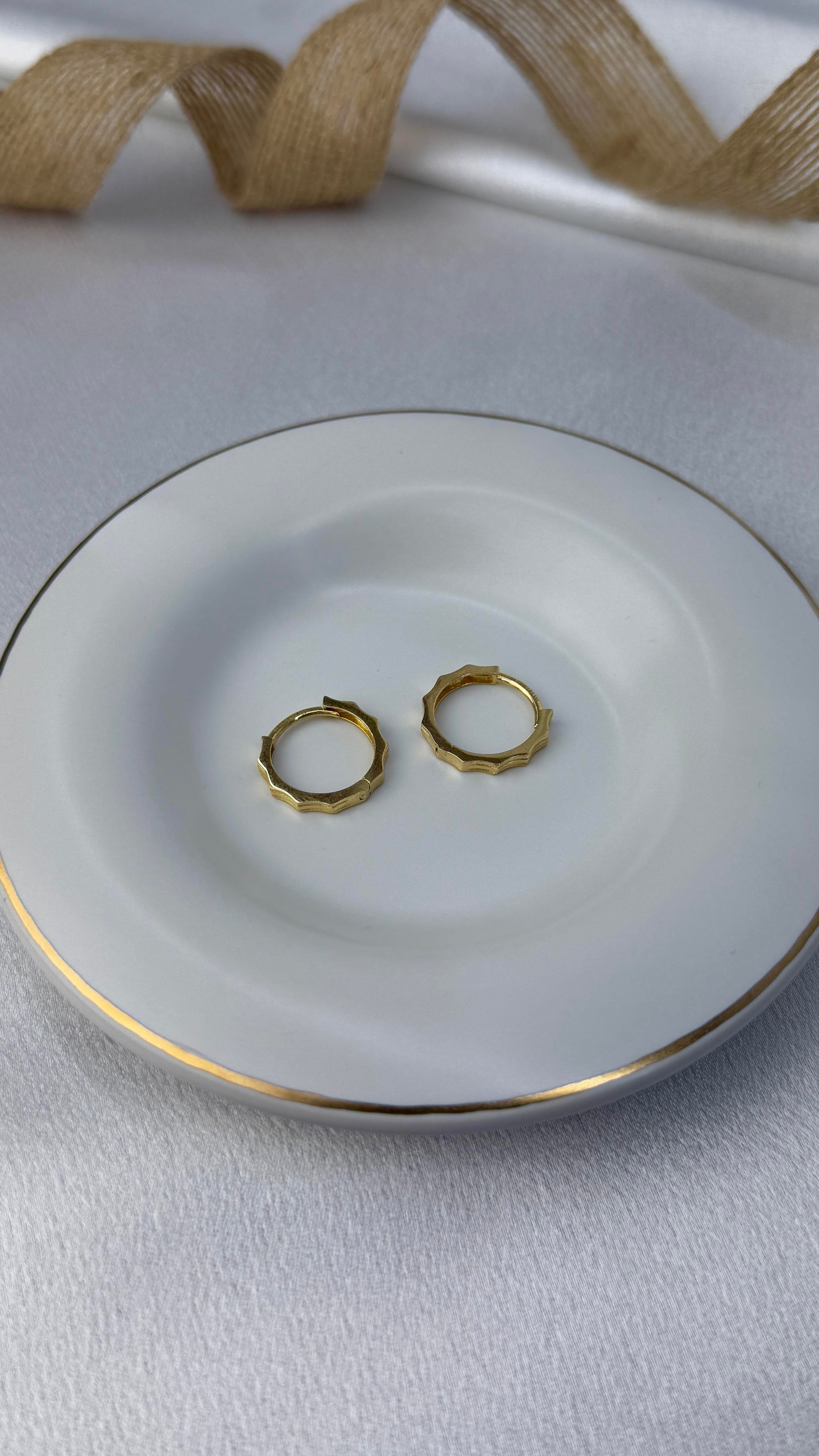 Çizgi Dalgalı Altın Küpe