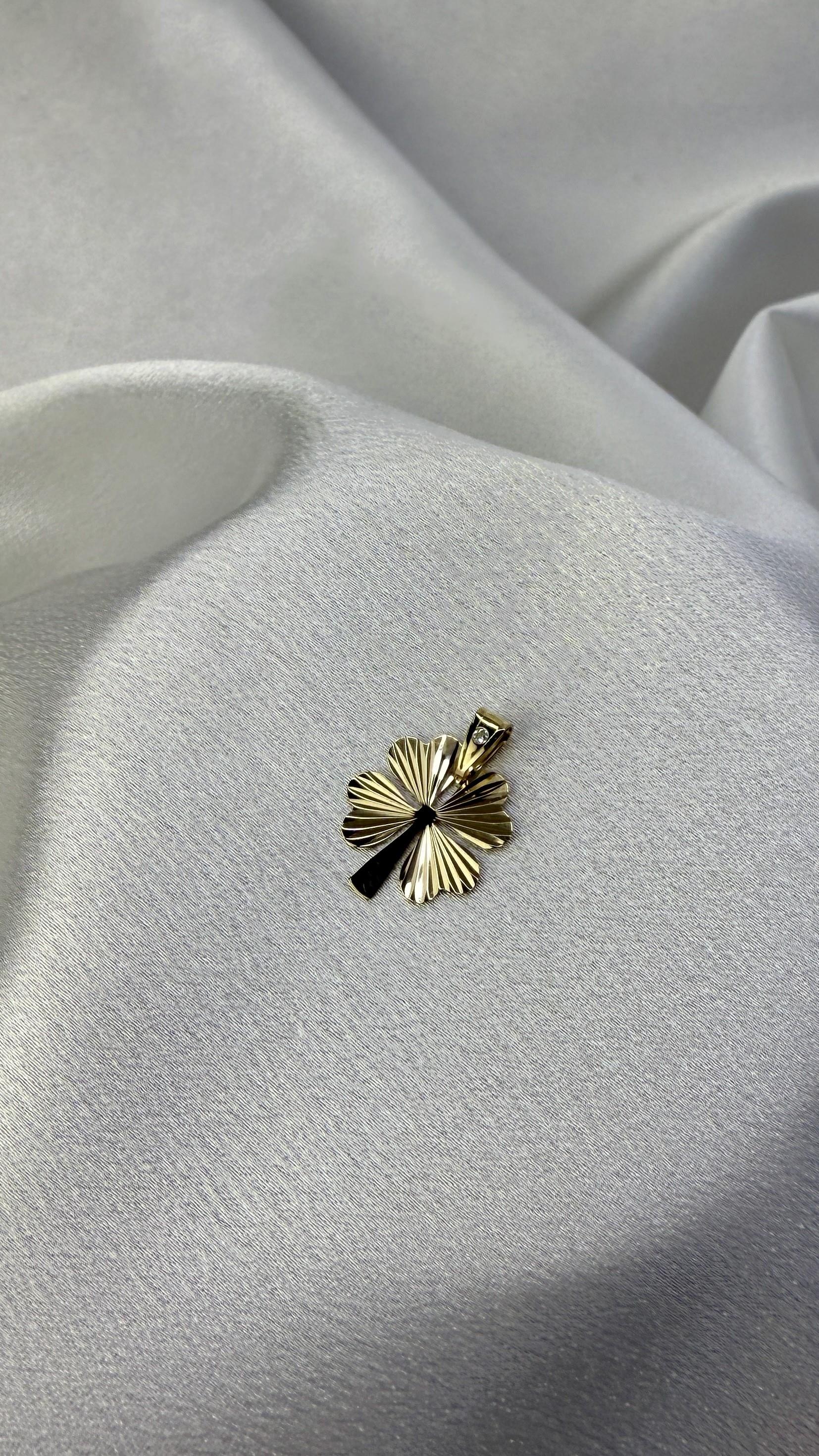 Çizgili Yonca Motifli Altın Kolye Ucu