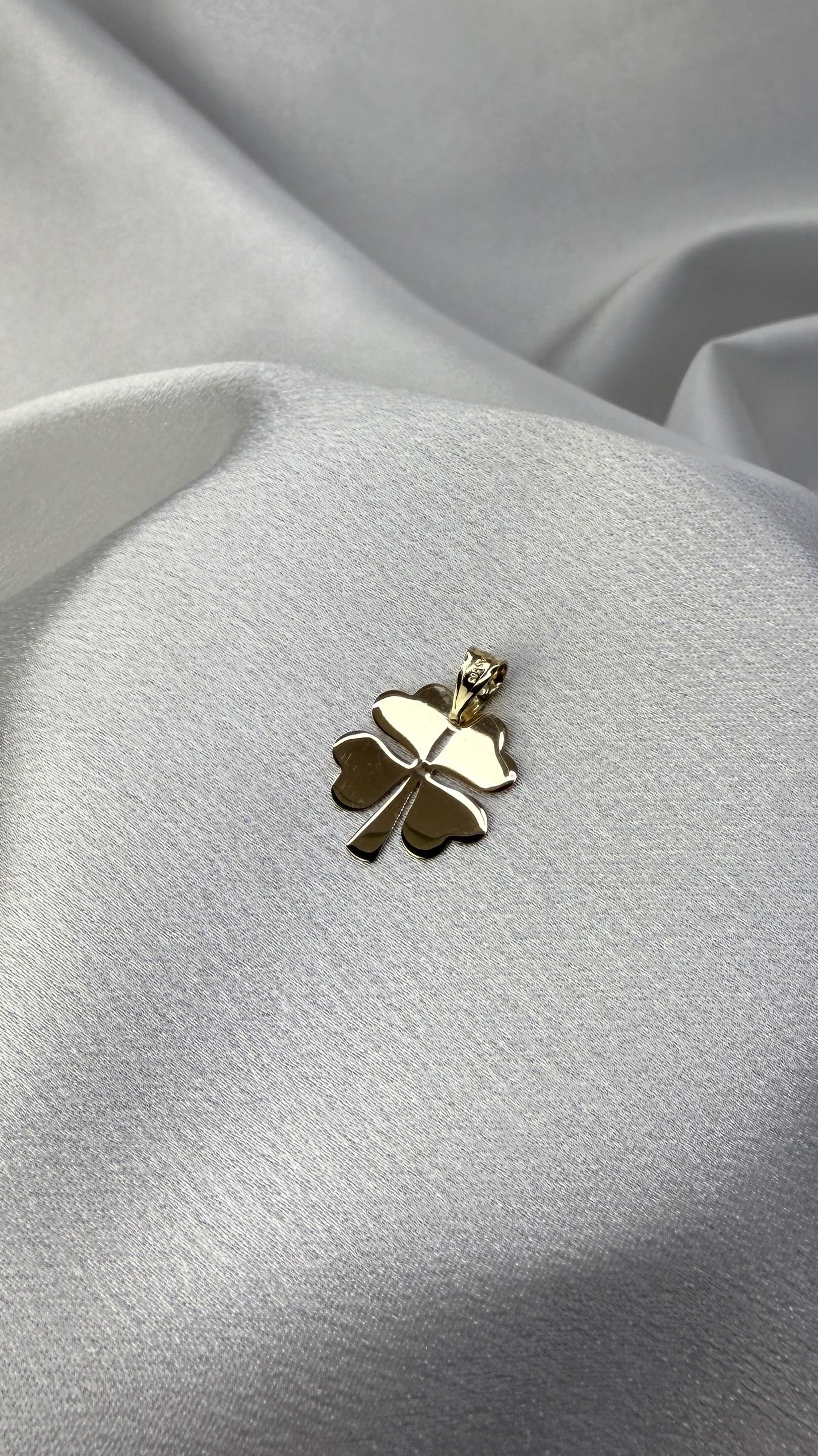 Çizgili Yonca Motifli Altın Kolye Ucu