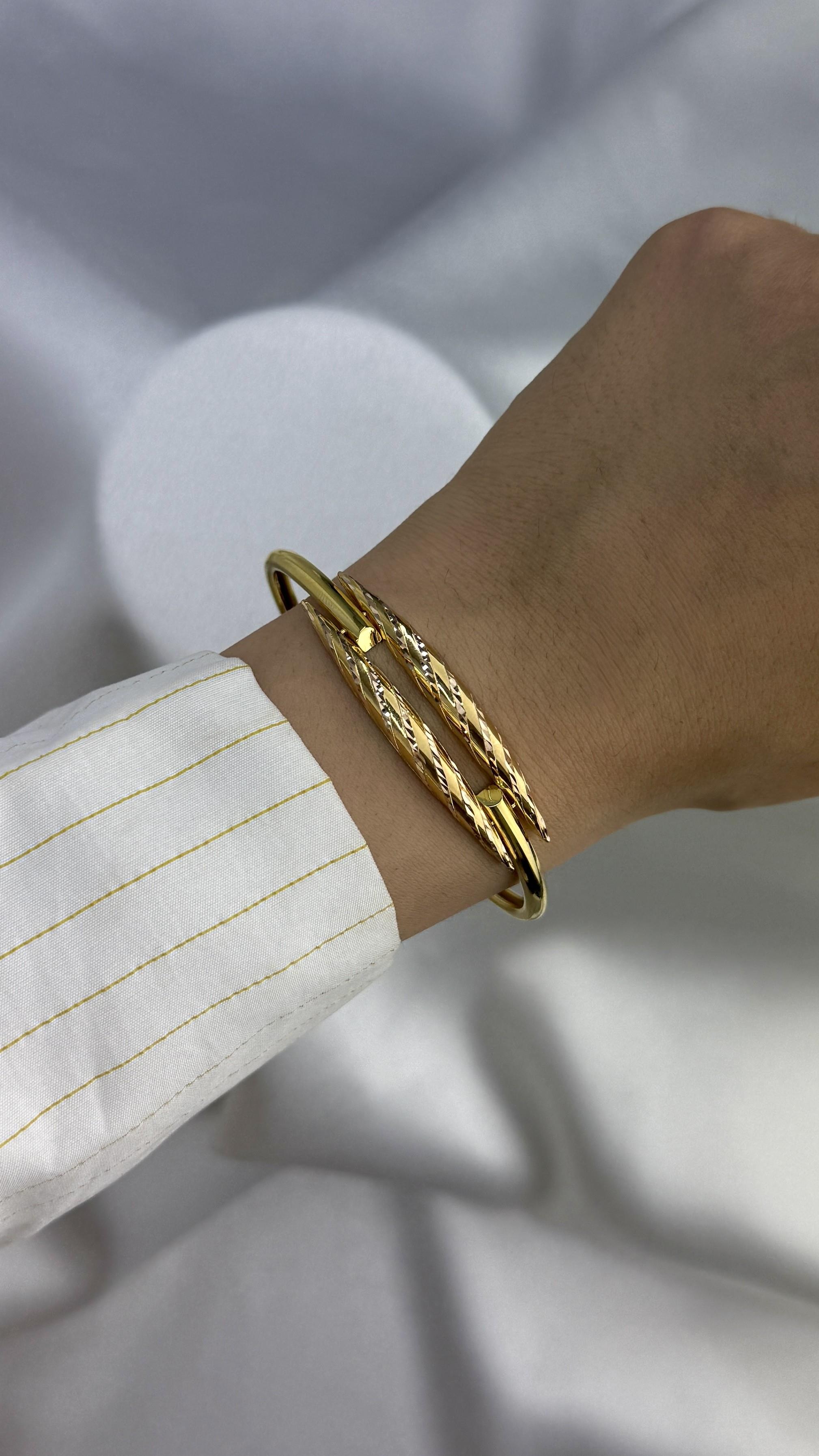 Desenli Kelepçe Altın Bilezik