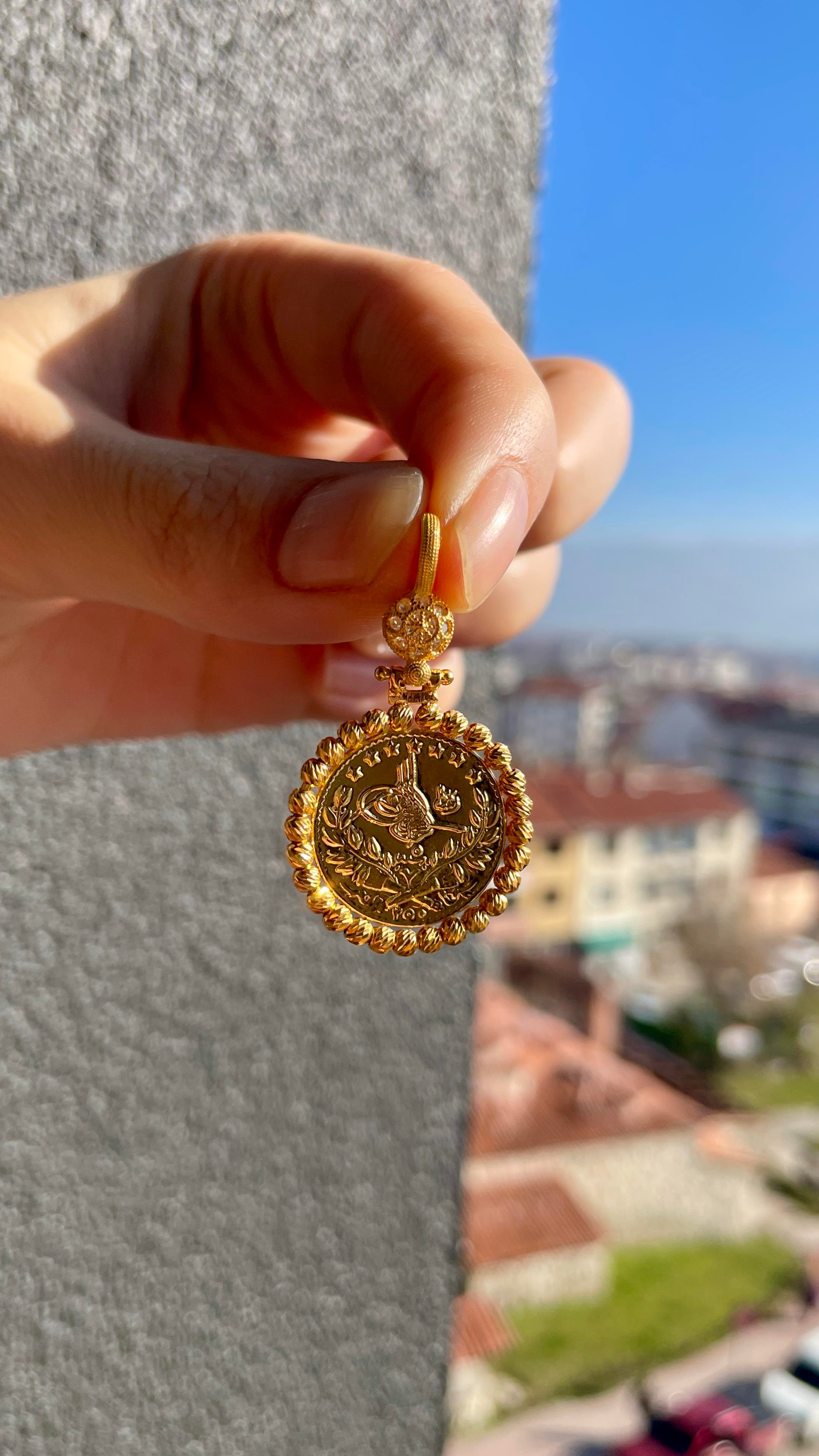 Dorika Toplu Reşat Baskılı Altın Kolye Ucu