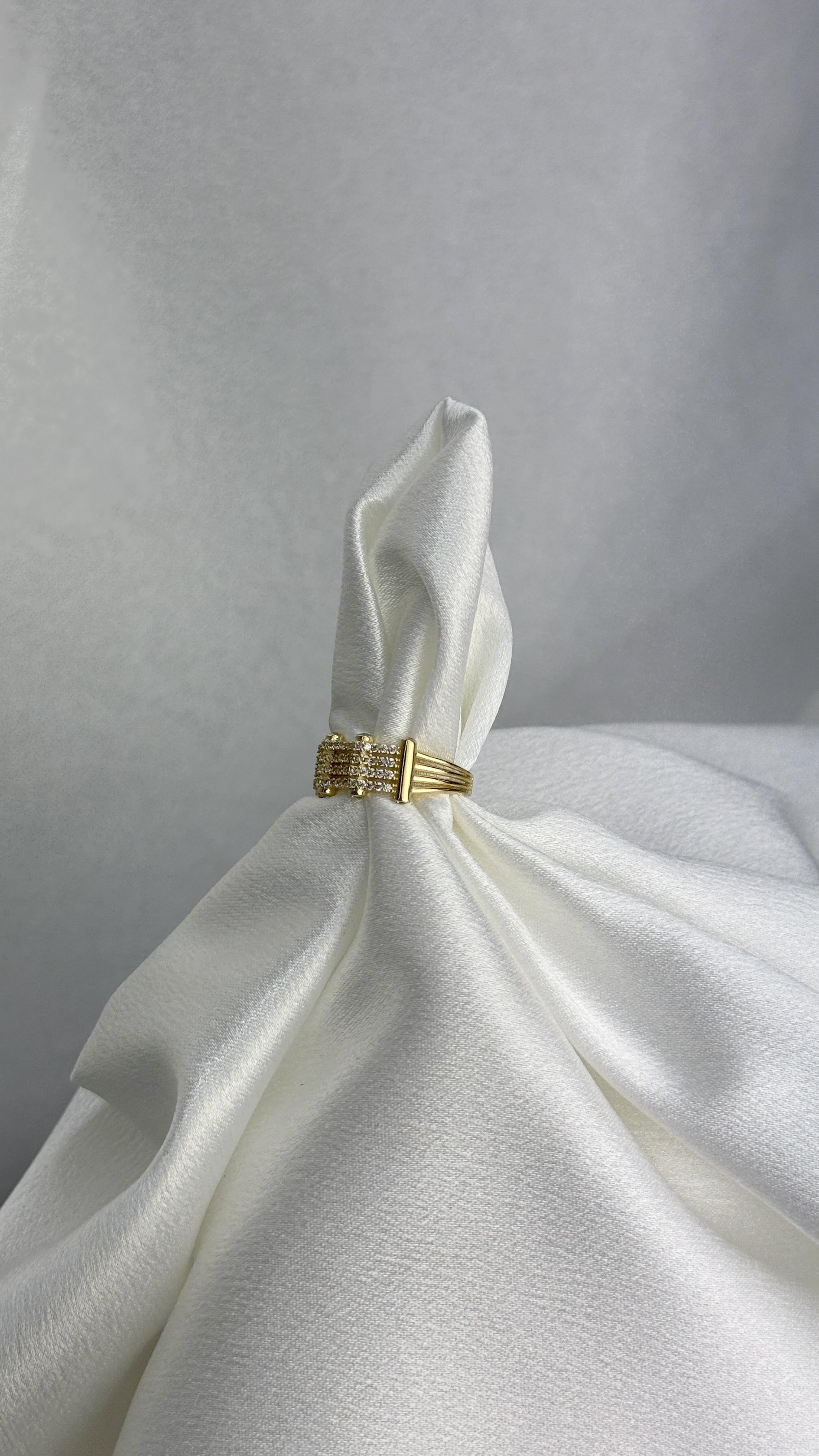 Dört Sıralı Zirkon Taşlı Altın Yüzük