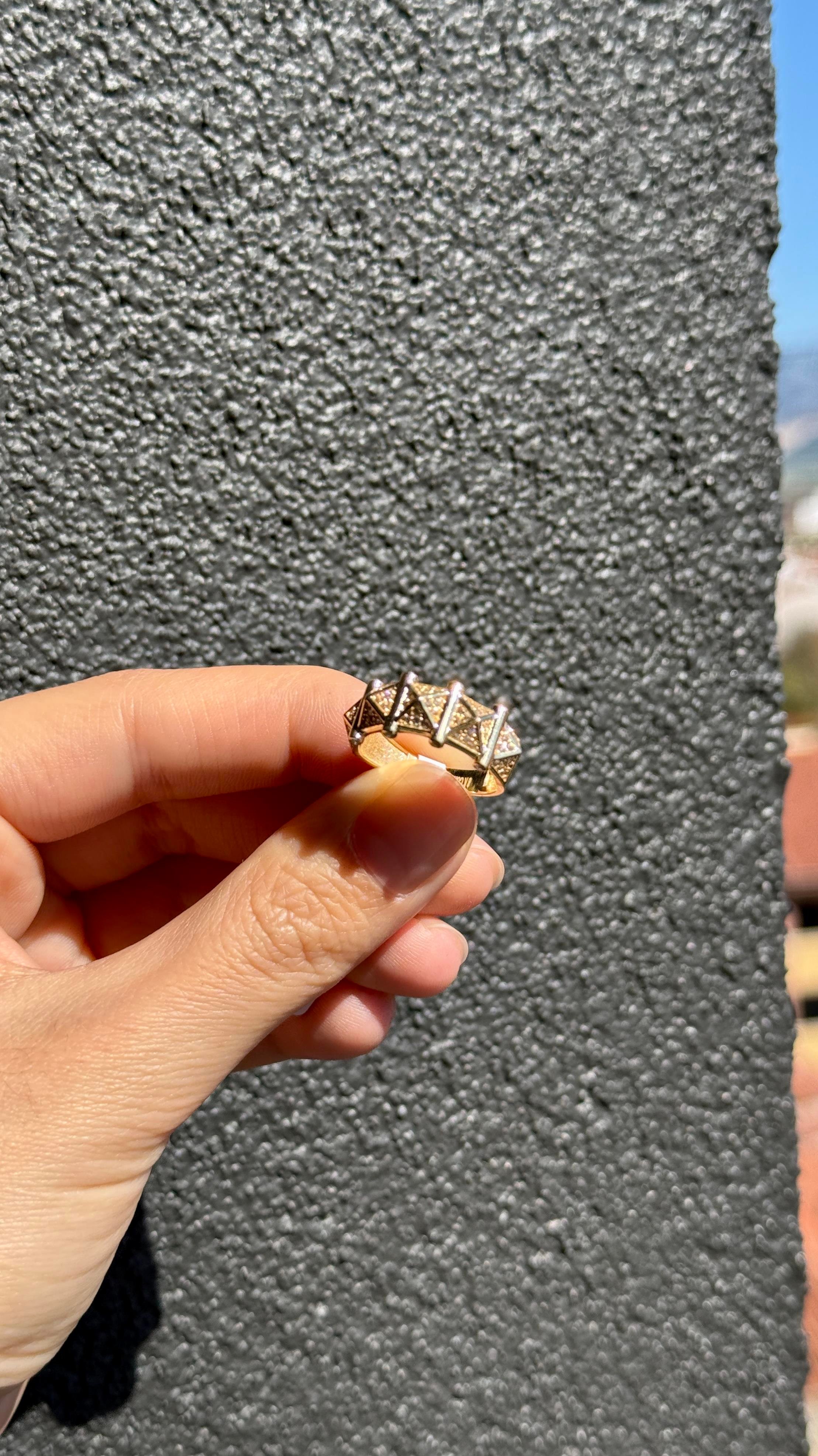 Geometrik Desenli Zirkon Taşlı Altın Yüzük