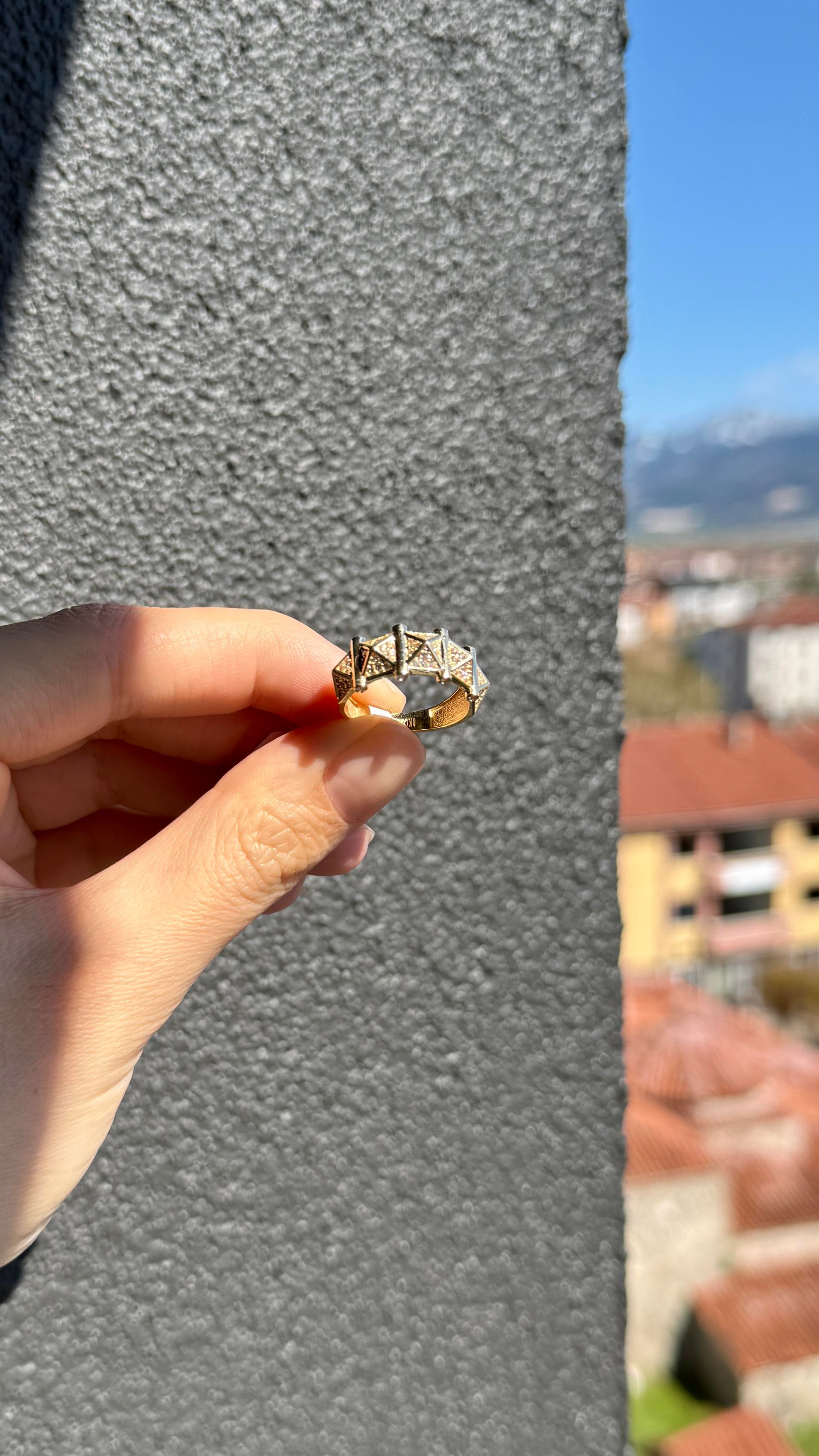 Geometrik Desenli Zirkon Taşlı Altın Yüzük