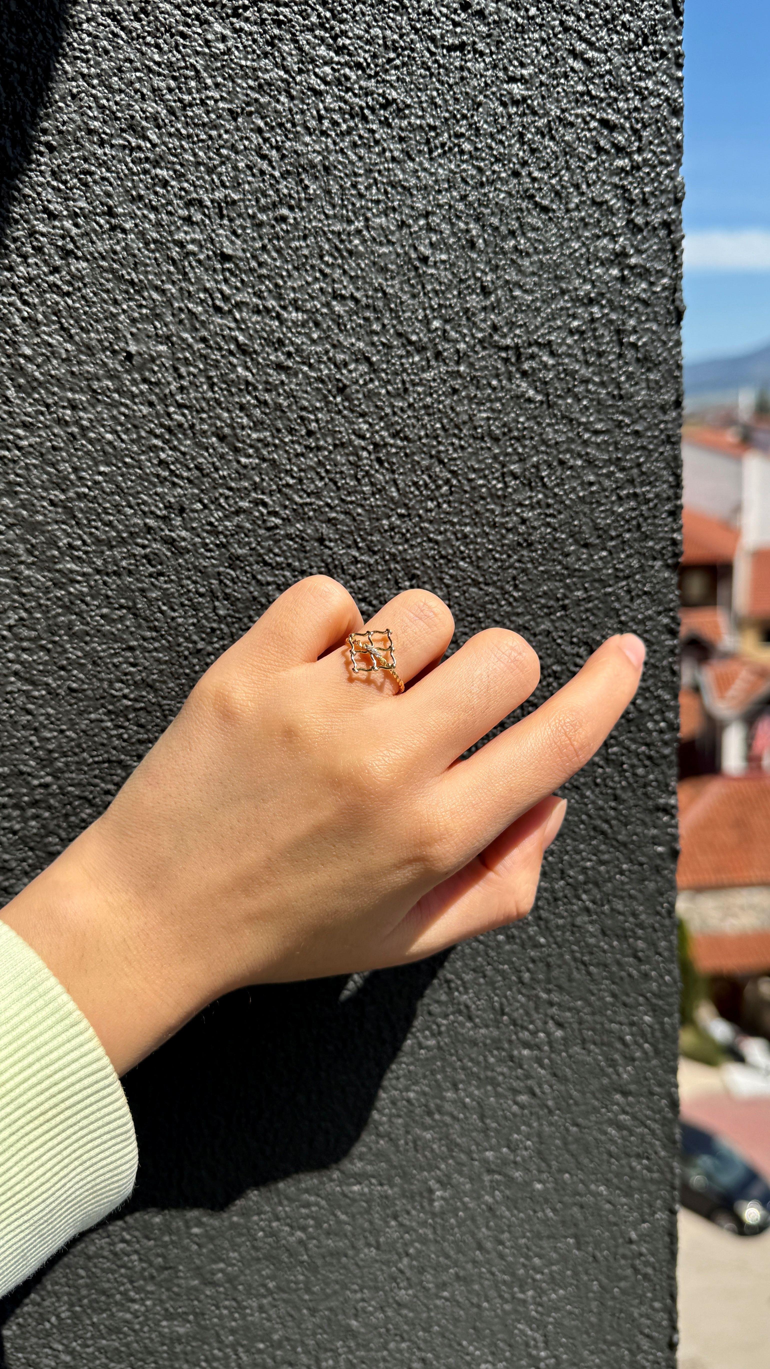 Geometrik Figür Tasarımlı Zirkon Taşlı Altın Yüzük