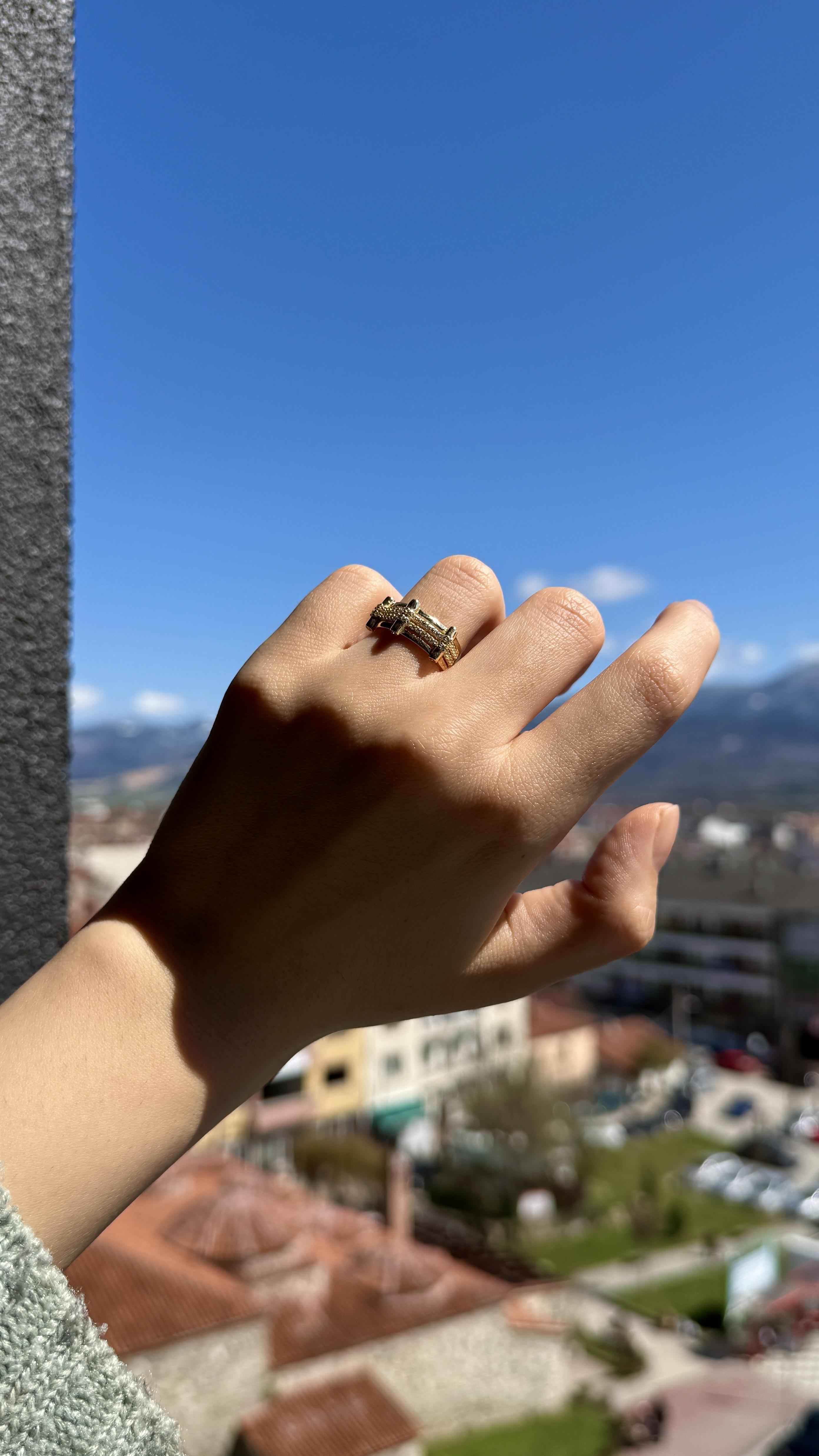 Gösterişli Zirkon Taşlı Altın Yüzük