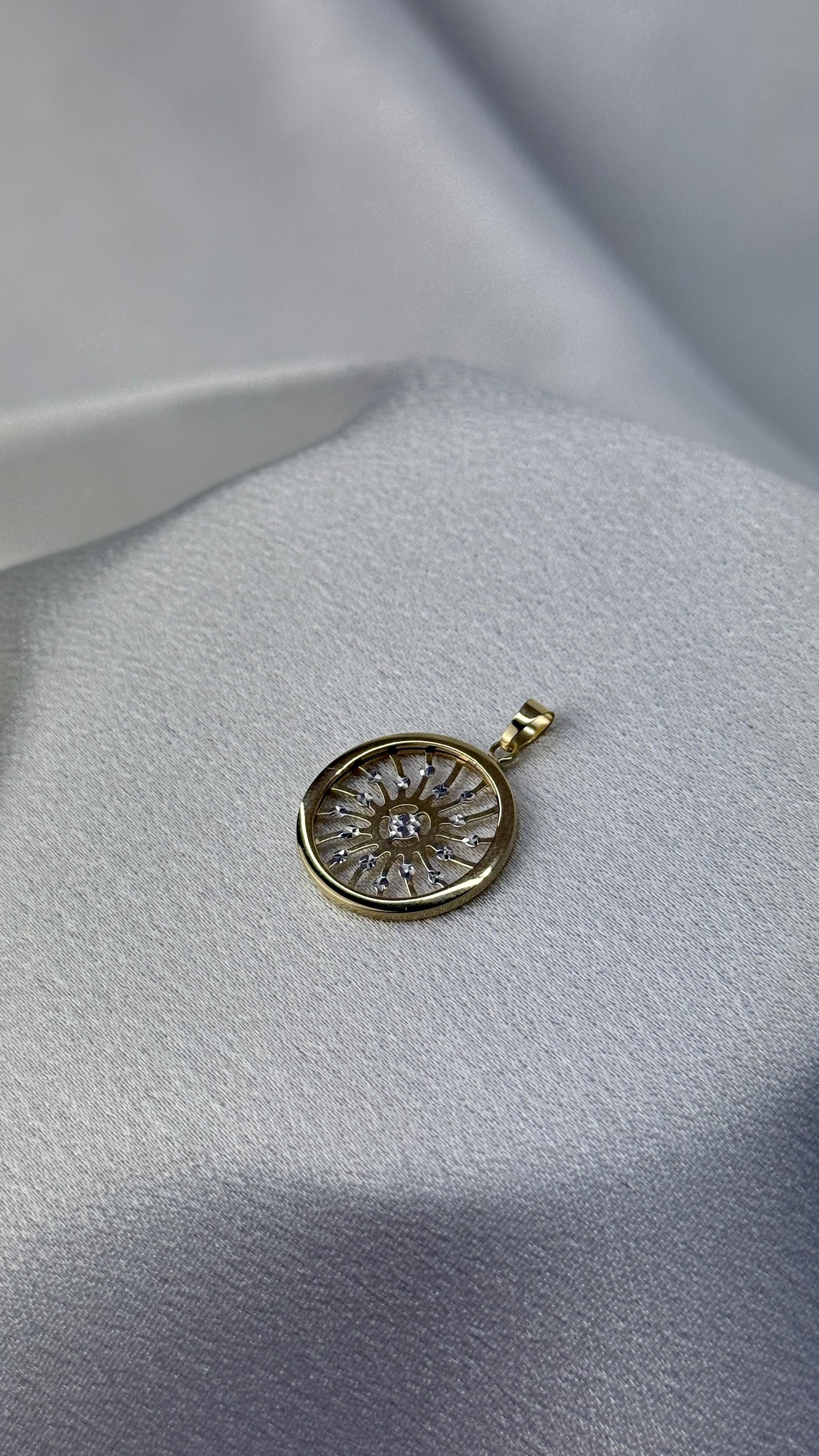 Güneş Figürlü Altın Kolye Ucu