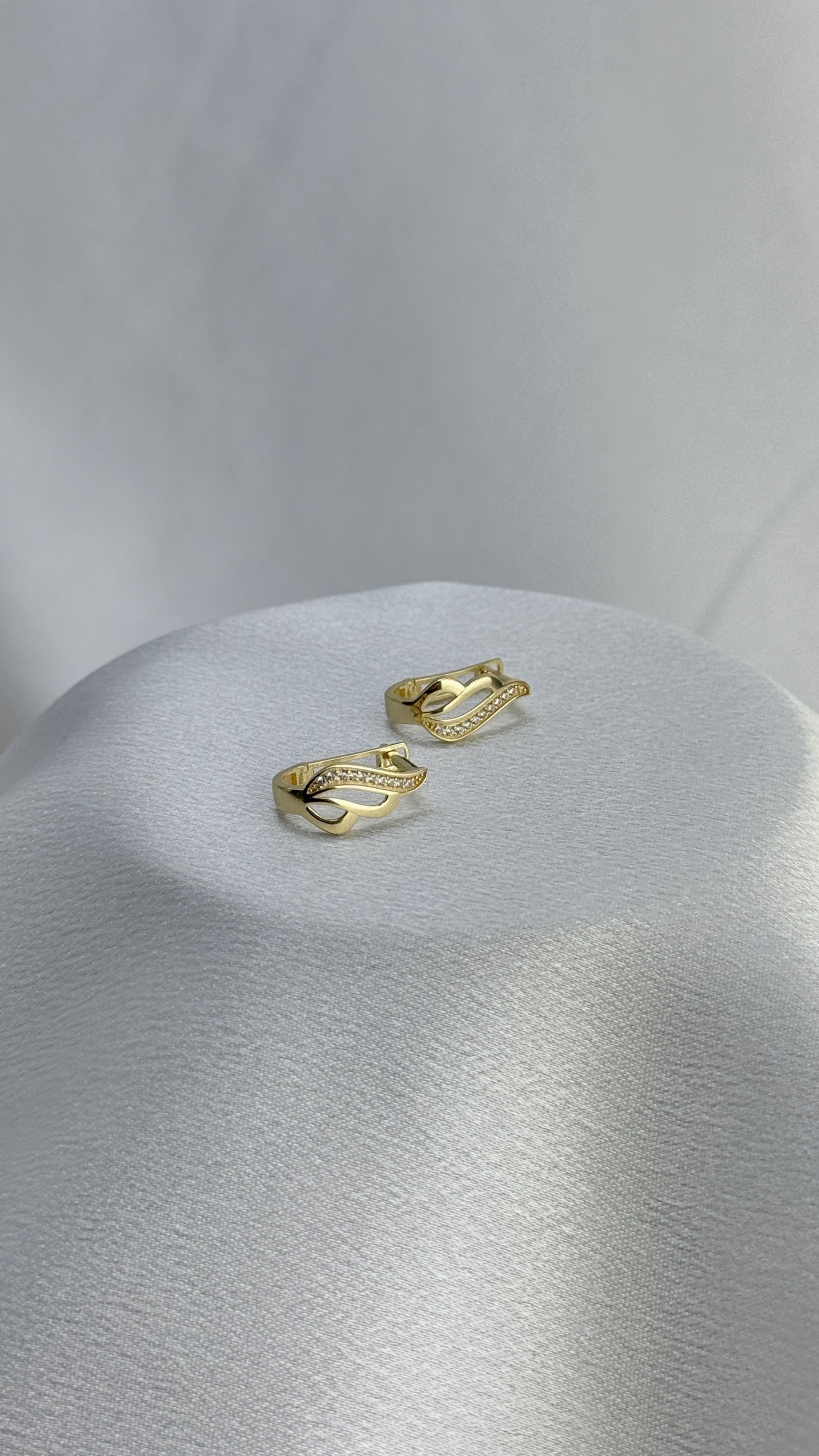 J Model Taşlı Altın Küpe