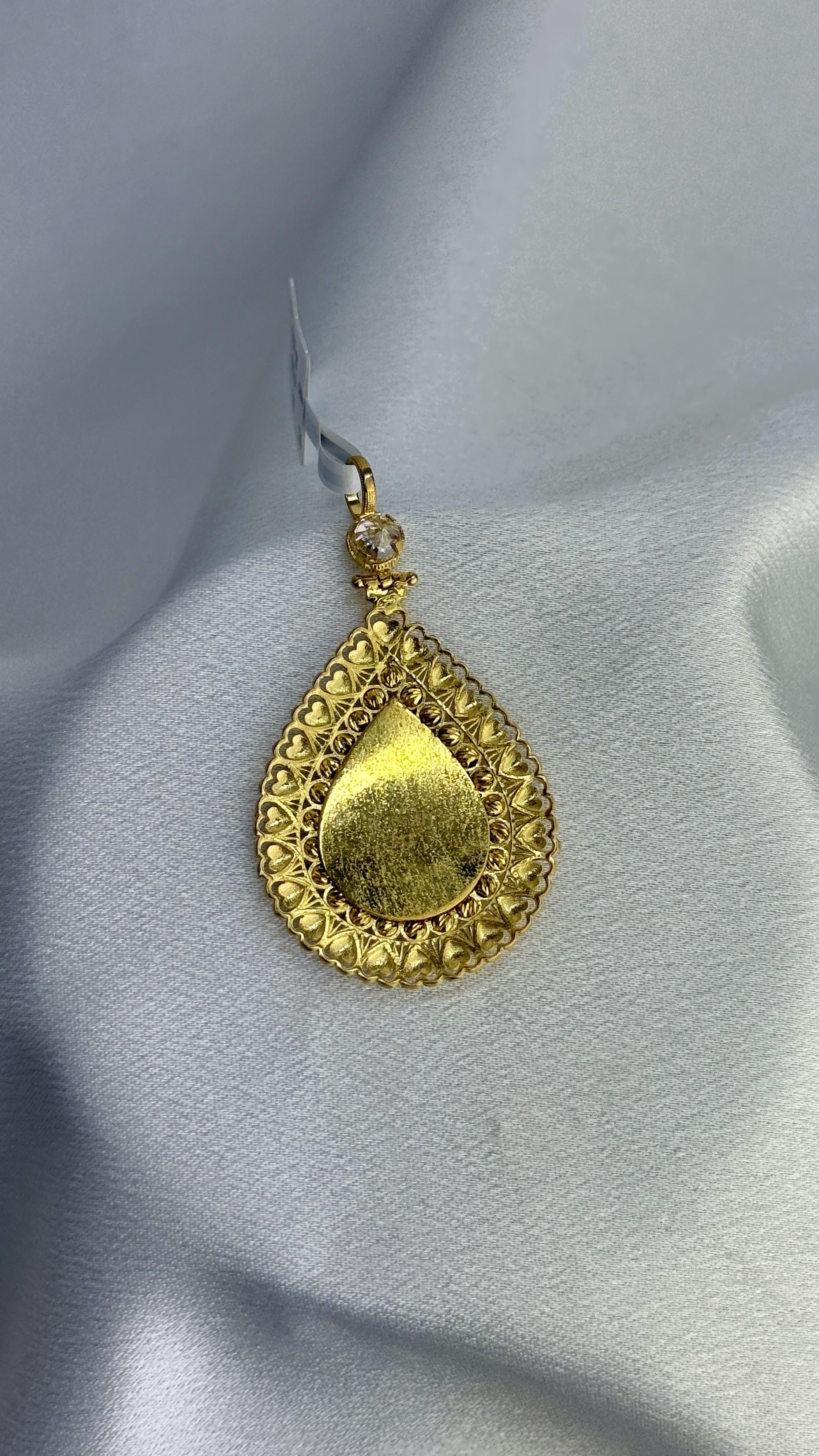 Kalpli Dorika Toplu Tuğralı Altın Kolye Ucu