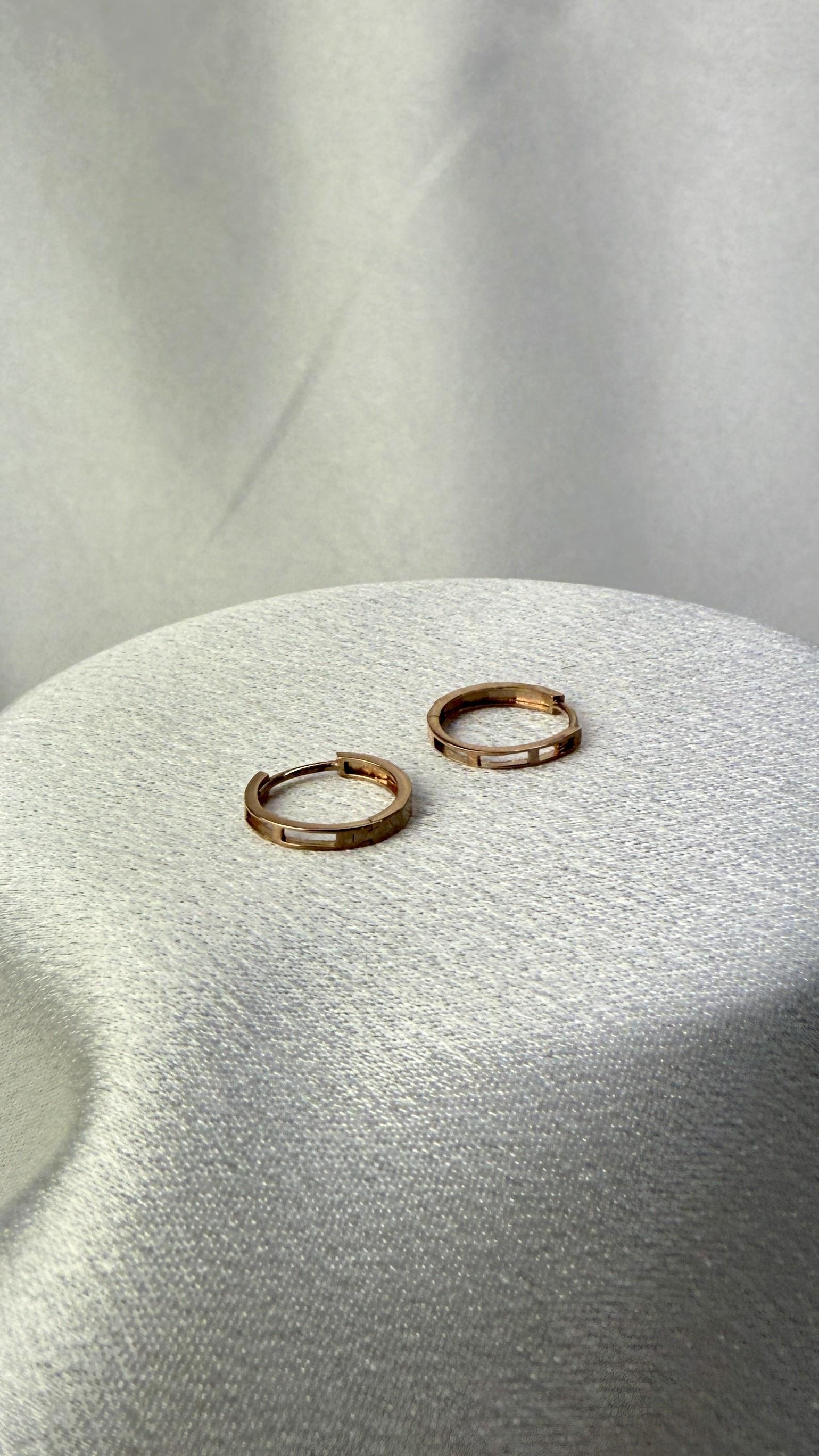 Kesik Köşeli Altın Küpe