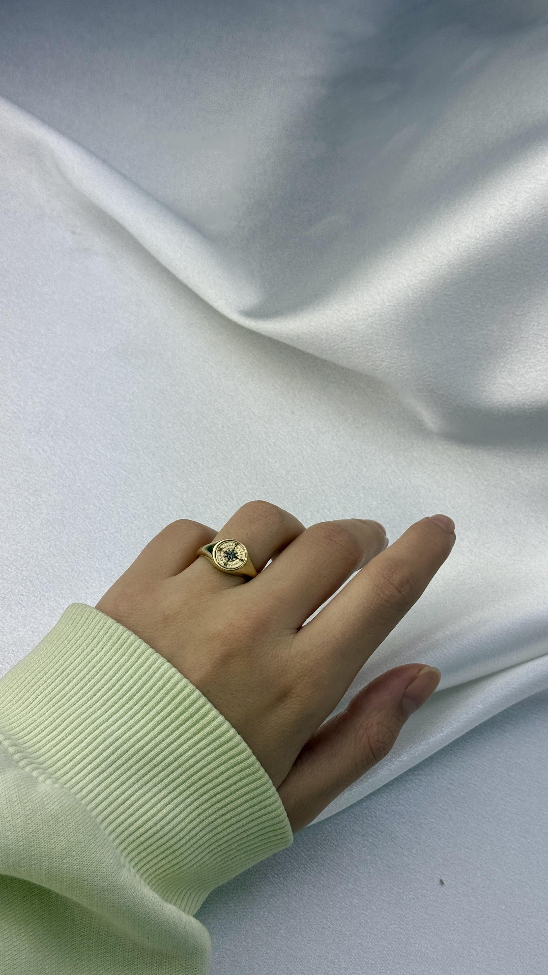 Pusula Figürlü Altın Yüzük