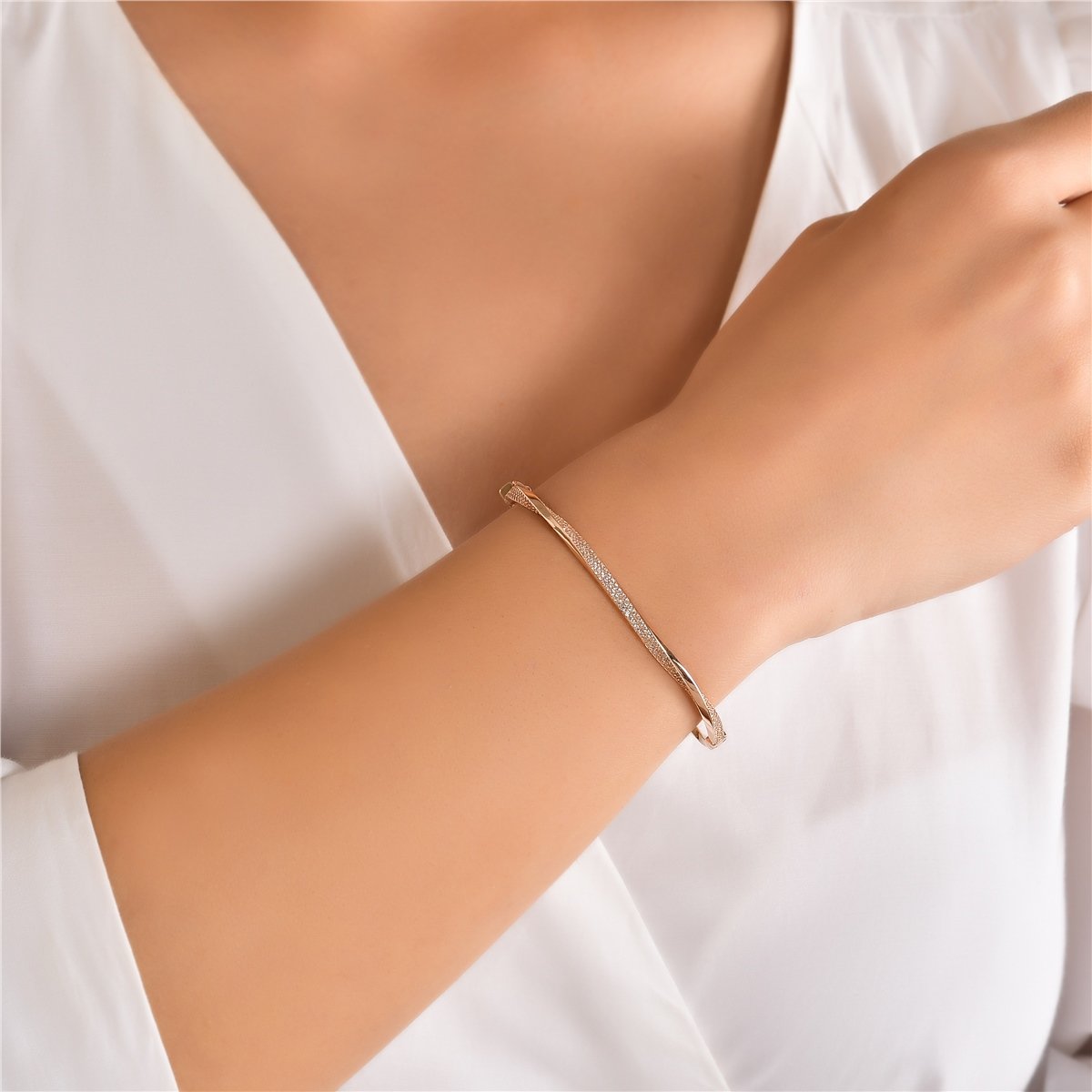 Sarmal Model Taşlı Kelepçe Bileklik